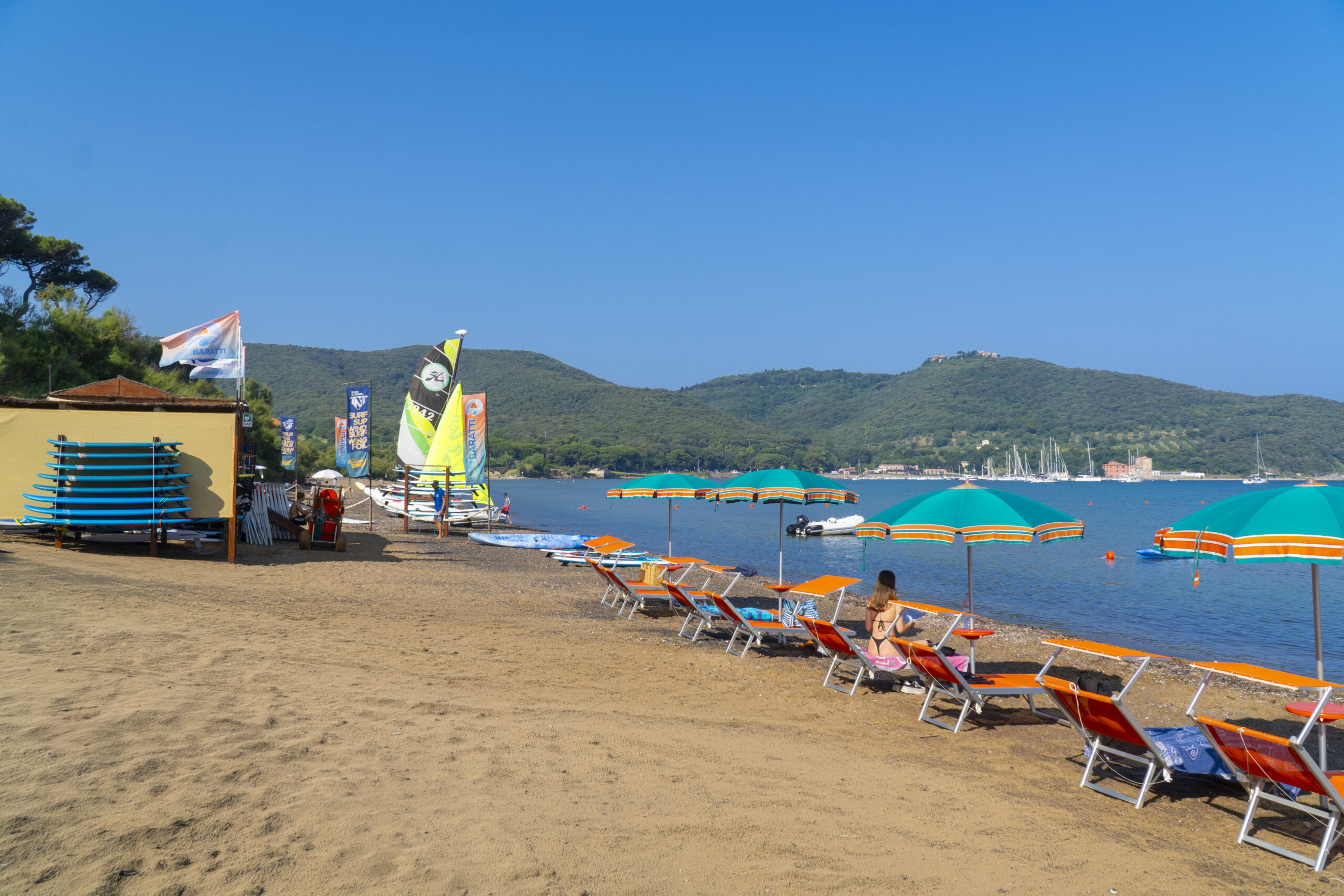 blubaratti-spiaggia-sdraio-lettini-ombrelloni-golfobaratti