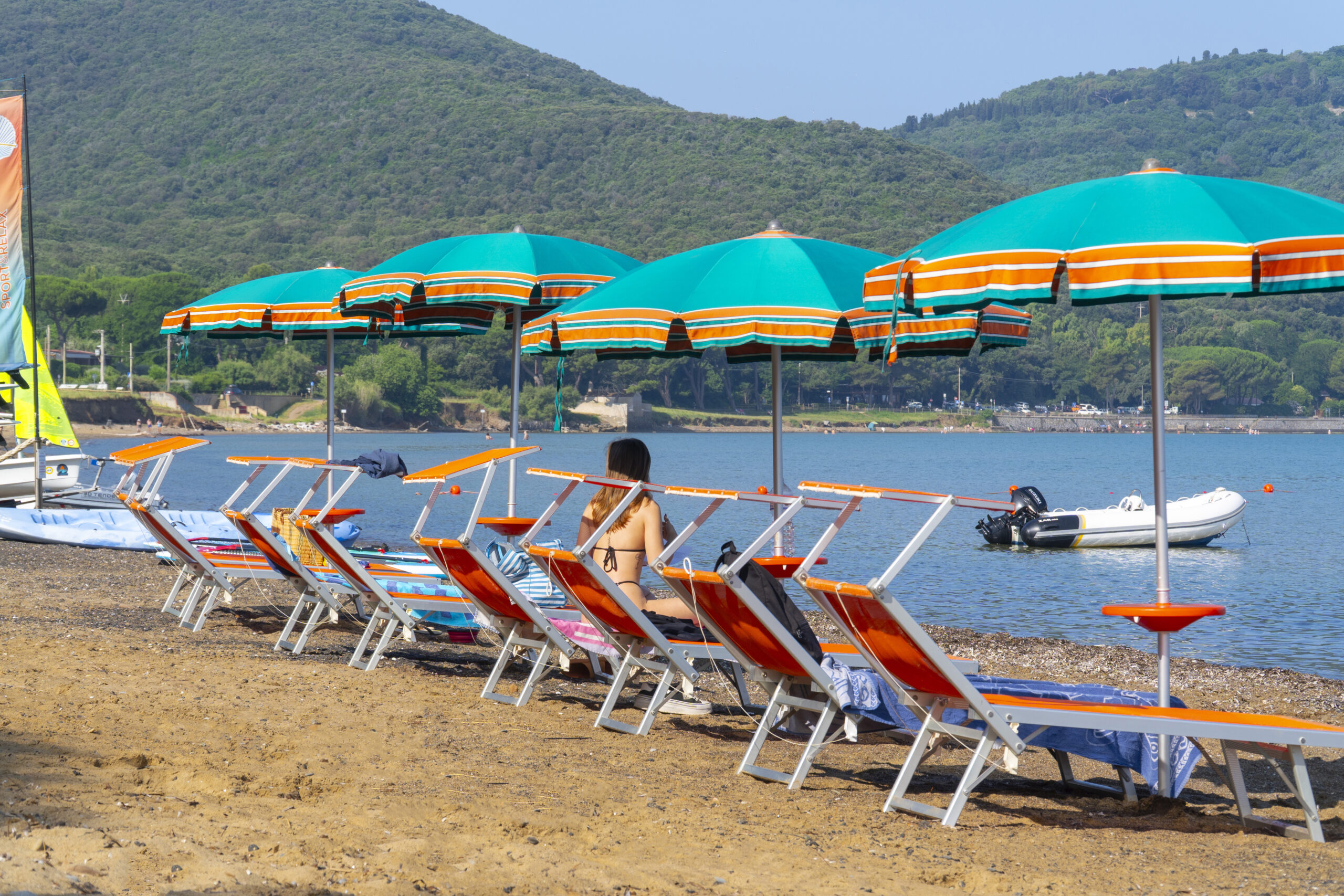 stabilimento-balnerare-sdraio-lettini-ombrelloni-golfo-mare-baratti