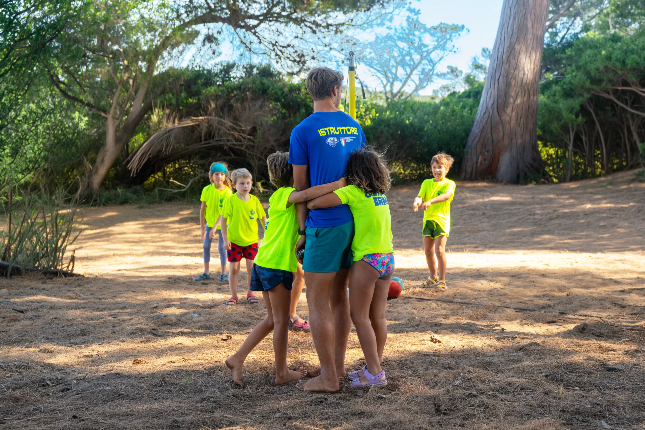 Summer Camp a Baratti: un'esperienza estiva unica per bambini dai 6 anni in su con corsi di surf, SUP, educazione ambientale e giochi tra la spiaggia e la pineta nel cuore della Toscana.