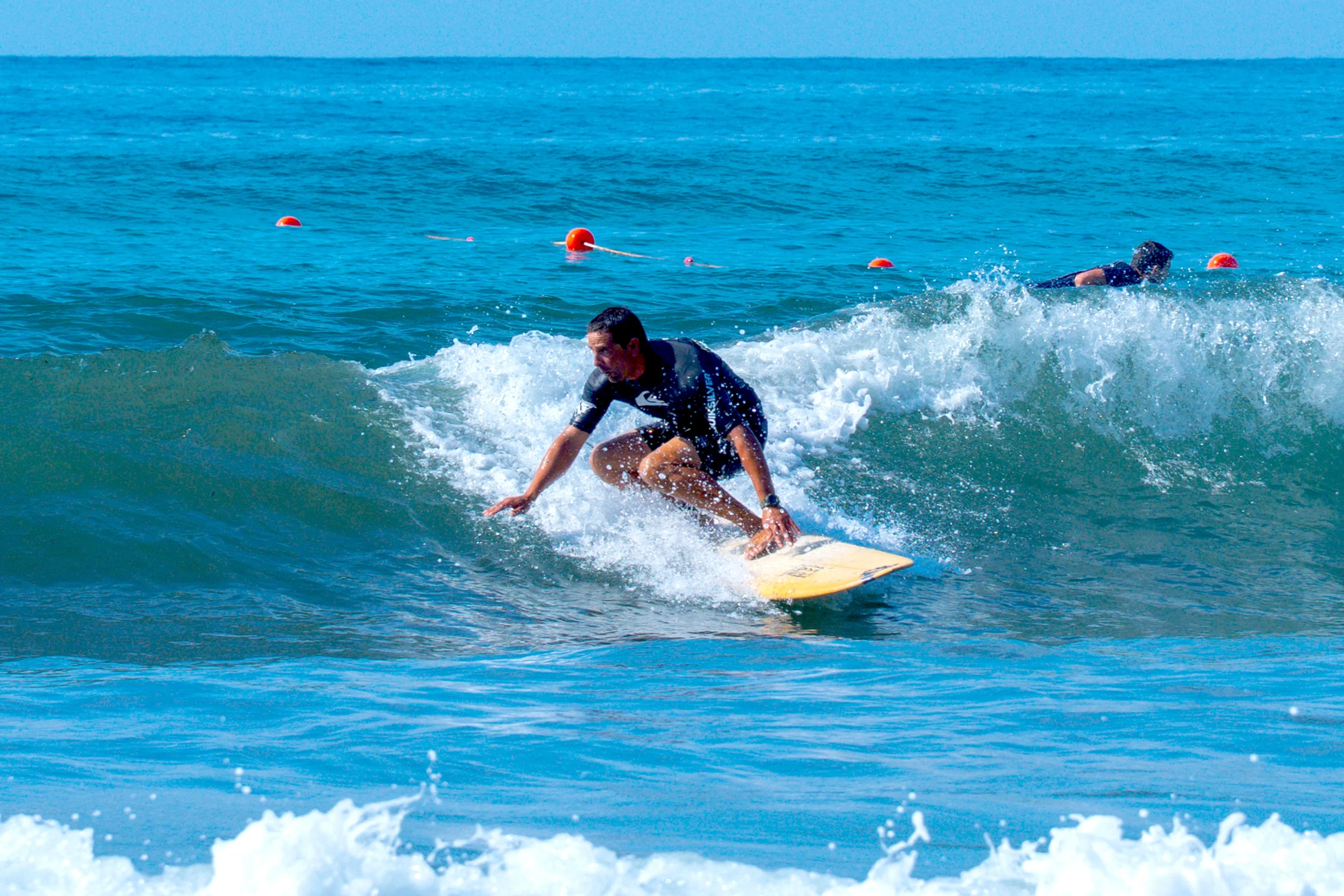 Lezioni di surf da onda per ragazzi e ragazze a Baratti con istruttore