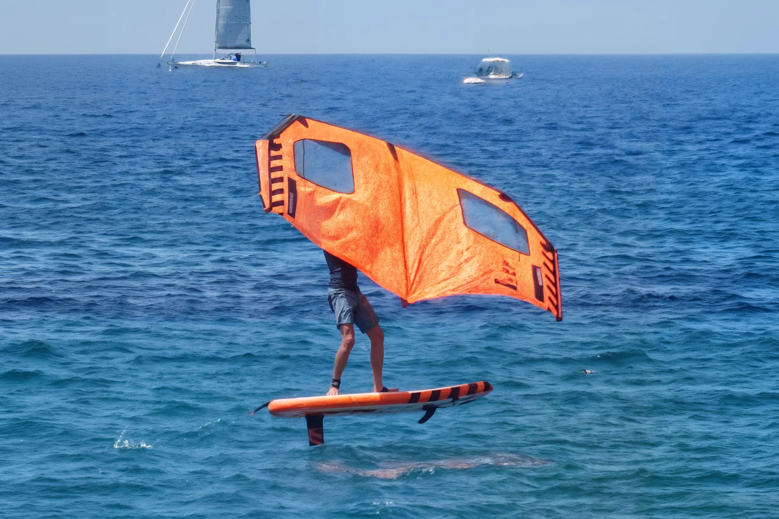 WINGFOIL BARATTI Un’ala fra le mani e una tavola sotto i piedi vi permetteranno di volare letteralmente sull’acqua.