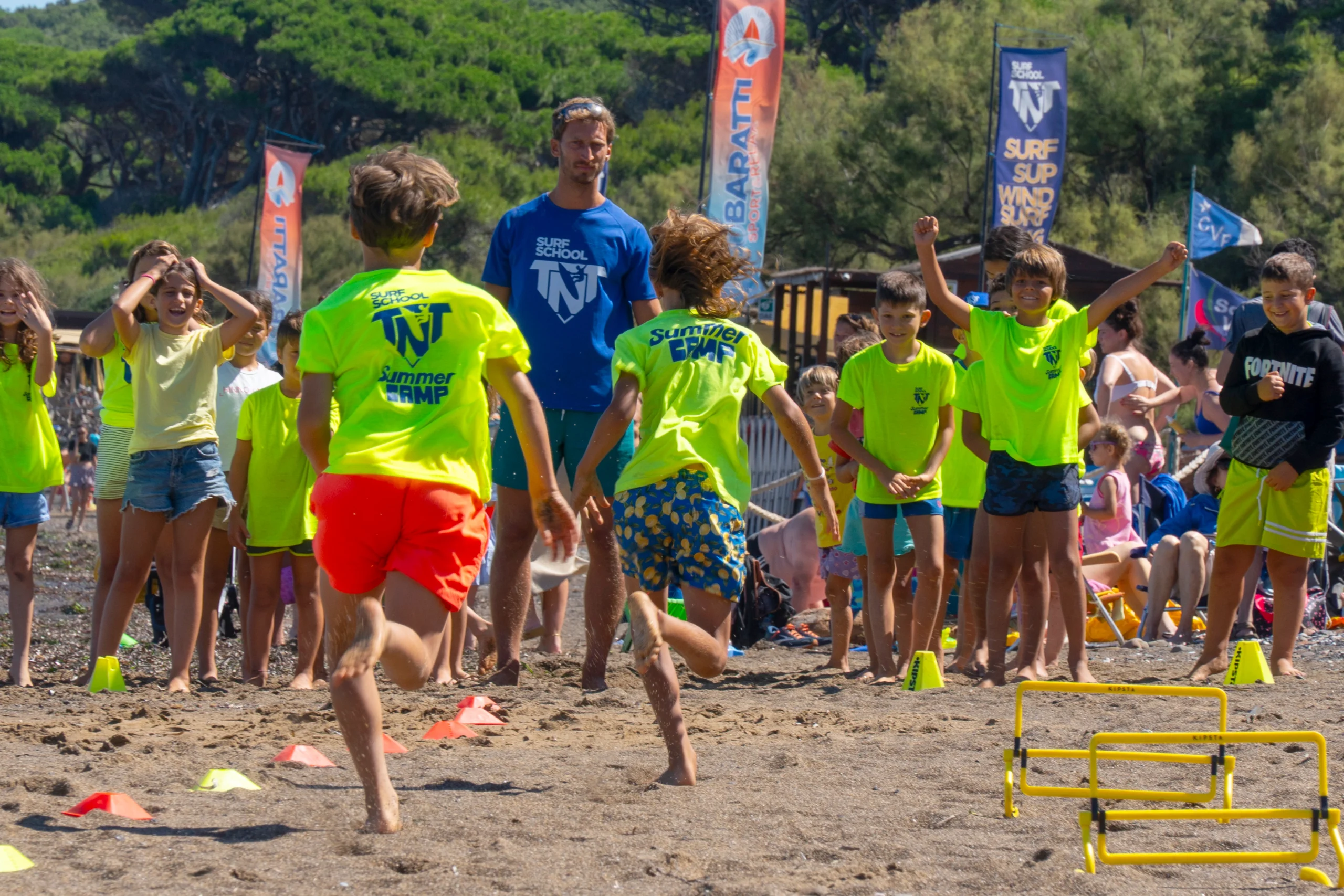 Summer Camp a Baratti: un'esperienza estiva unica per bambini dai 6 anni in su con corsi di surf, SUP, educazione ambientale e giochi tra la spiaggia e la pineta nel cuore della Toscana.