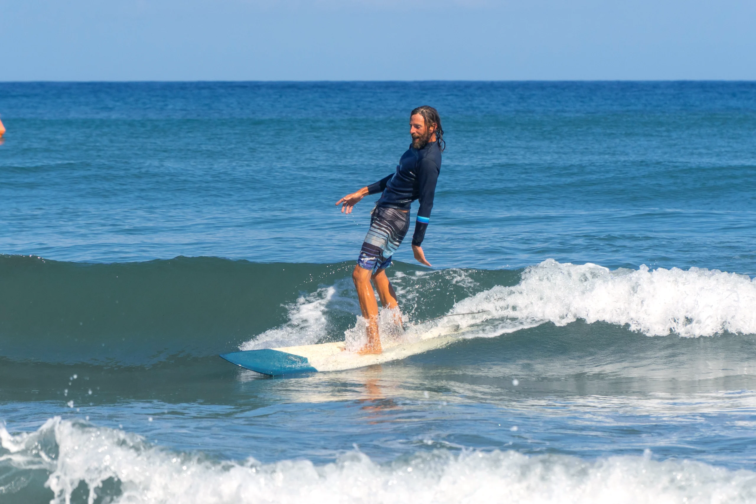 Corso di surf da onda nel Golfo di Baratti con istruttore