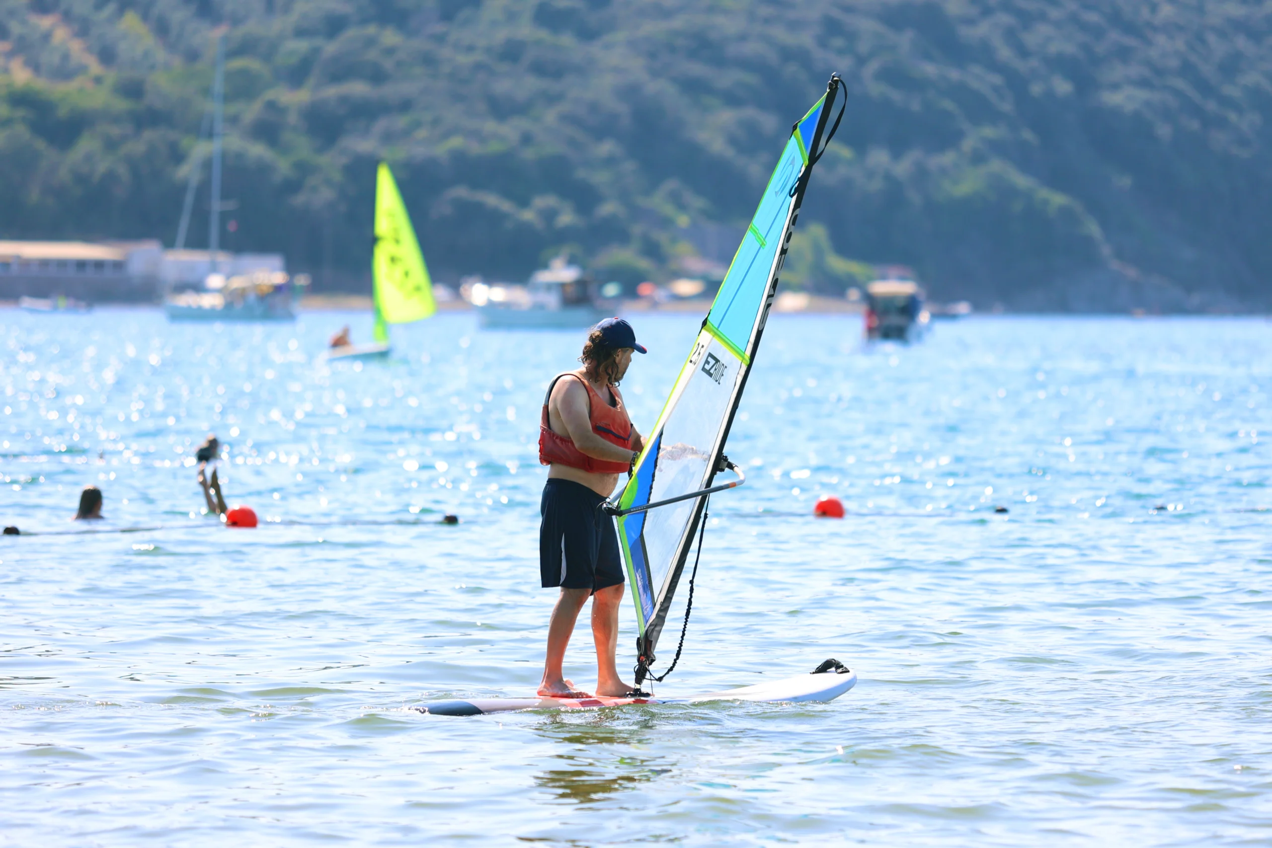 Lezioni di windsurf sulla spiaggia di Baratti con istruttore qualificato