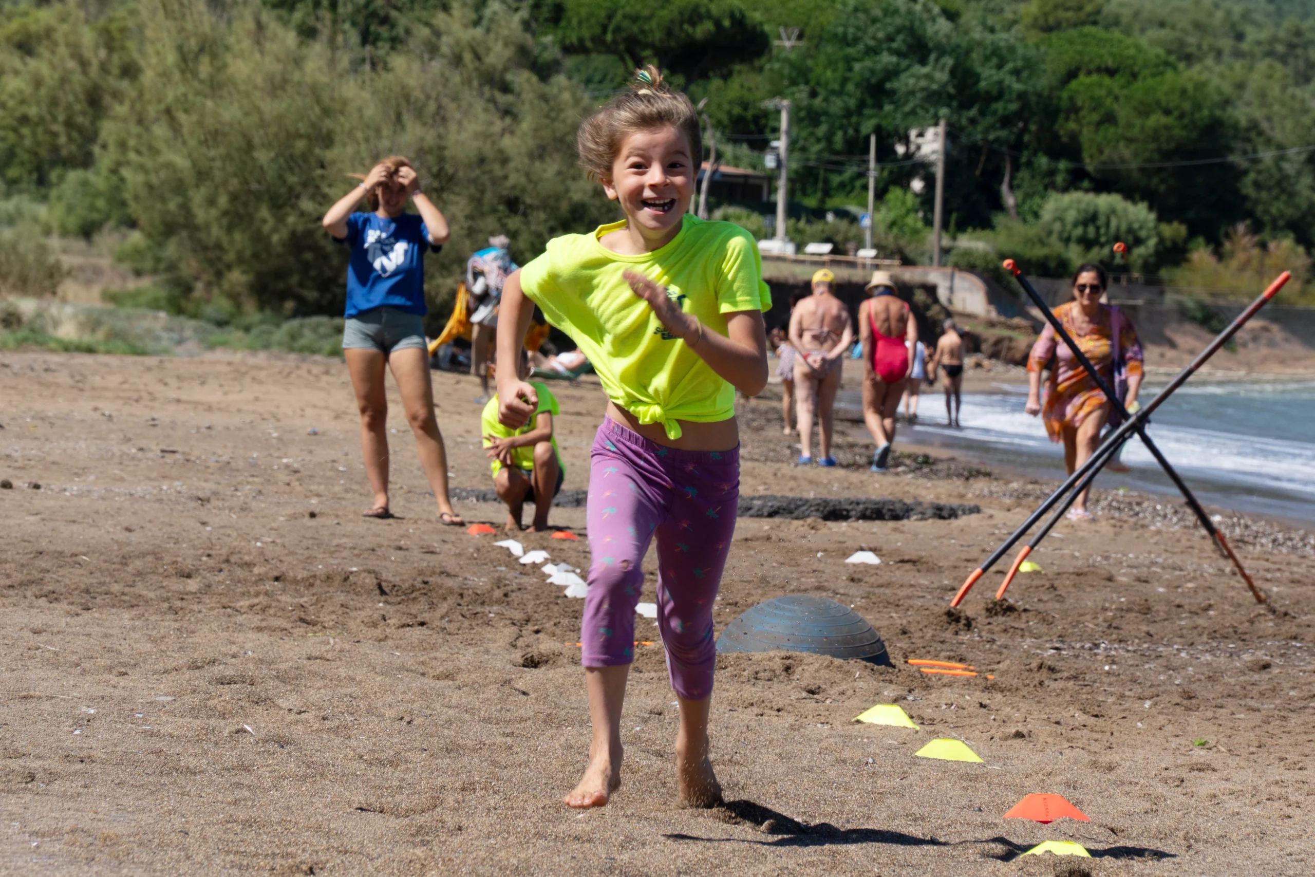 Summer Camp a Baratti: un'esperienza estiva unica per bambini dai 6 anni in su con corsi di surf, SUP, educazione ambientale e giochi tra la spiaggia e la pineta nel cuore della Toscana.