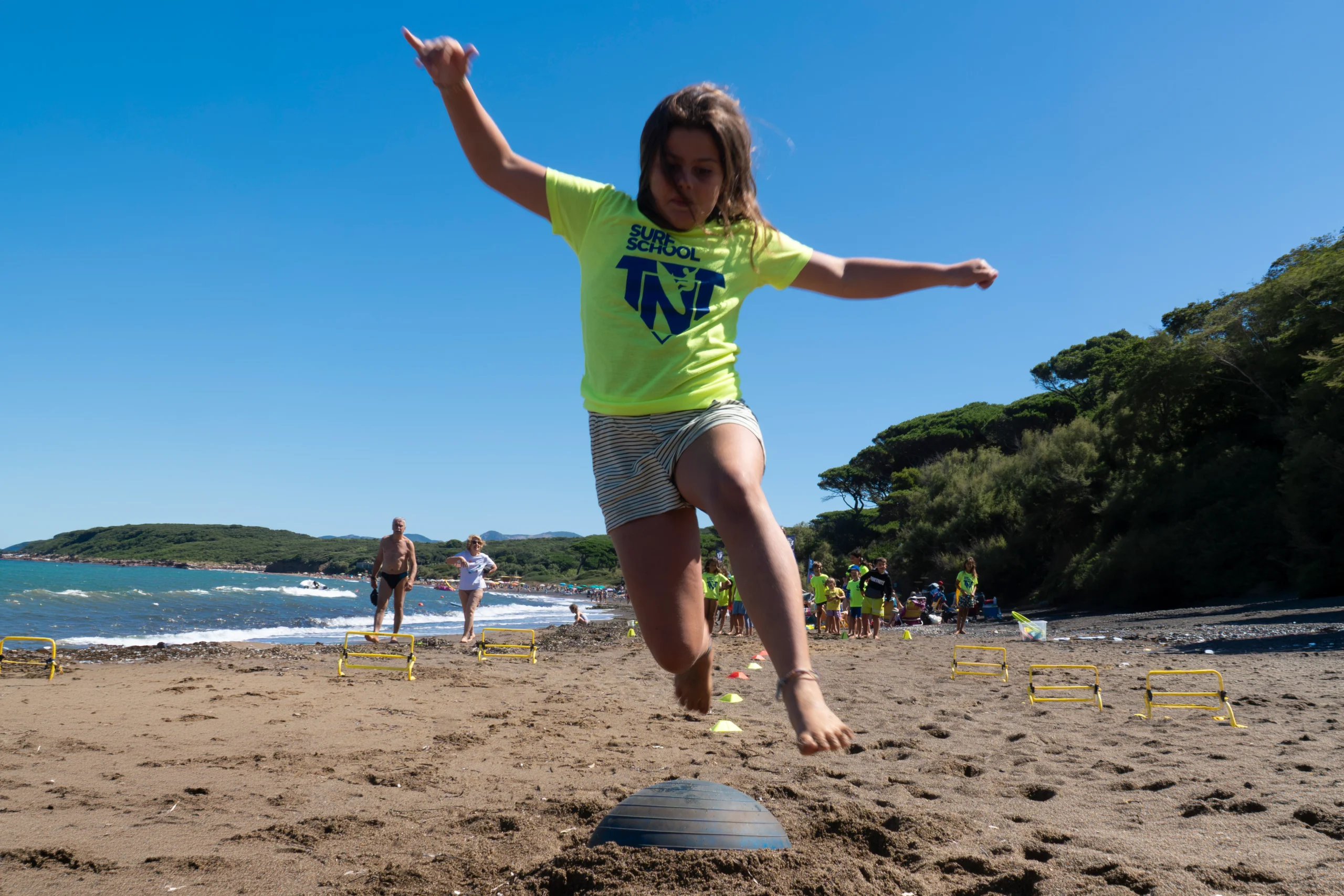 Summer Camp a Baratti: un'esperienza estiva unica per bambini dai 6 anni in su con corsi di surf, SUP, educazione ambientale e giochi tra la spiaggia e la pineta nel cuore della Toscana.