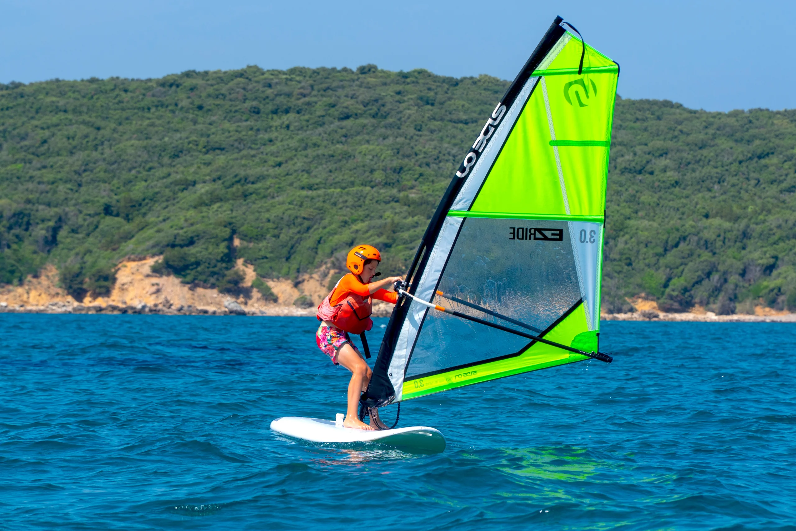 Lezione di windsurf per principianti sulla spiaggia di Baratti con istruttore qualificato