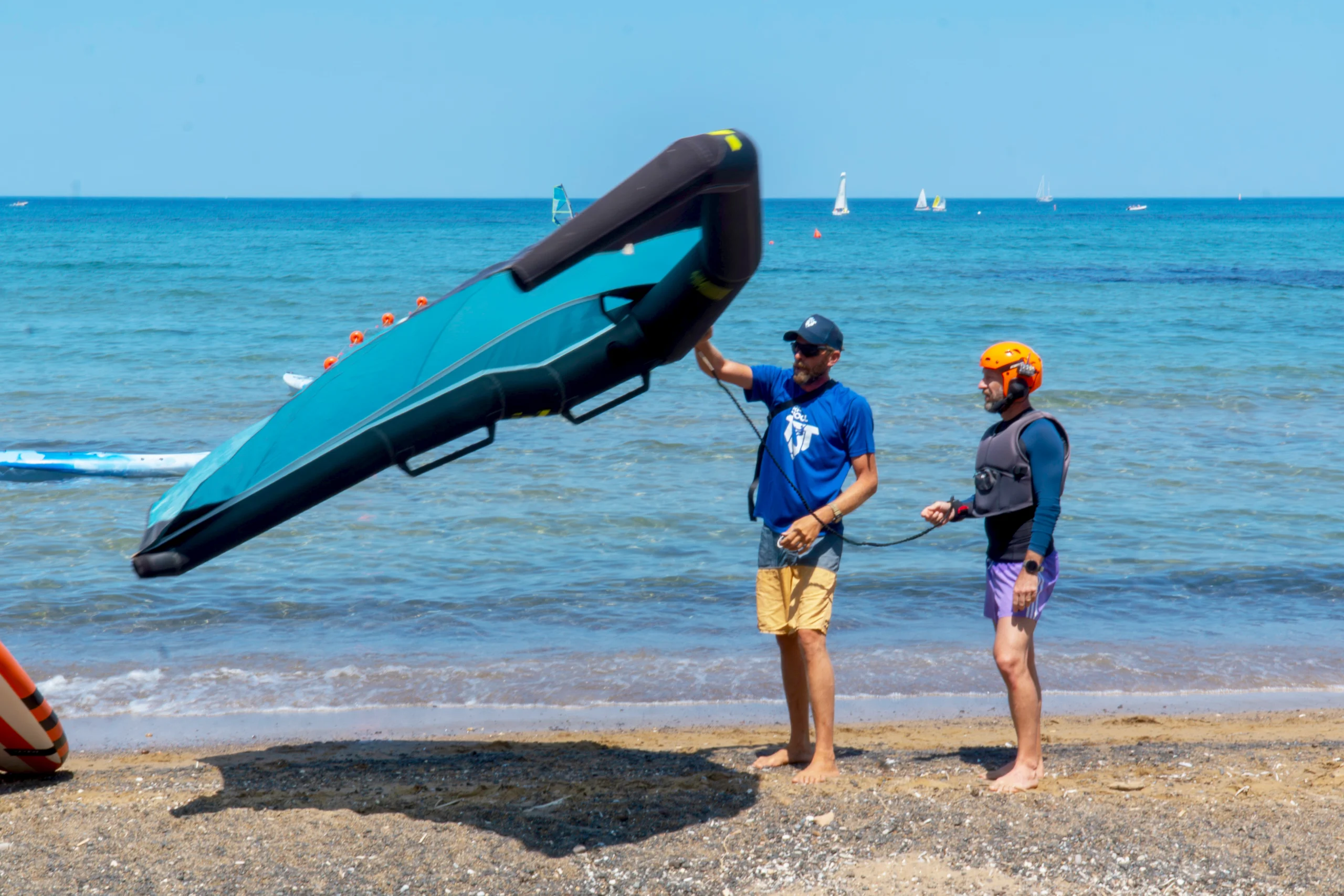 WINGFOIL BARATTI Un’ala fra le mani e una tavola sotto i piedi vi permetteranno di volare letteralmente sull’acqua.