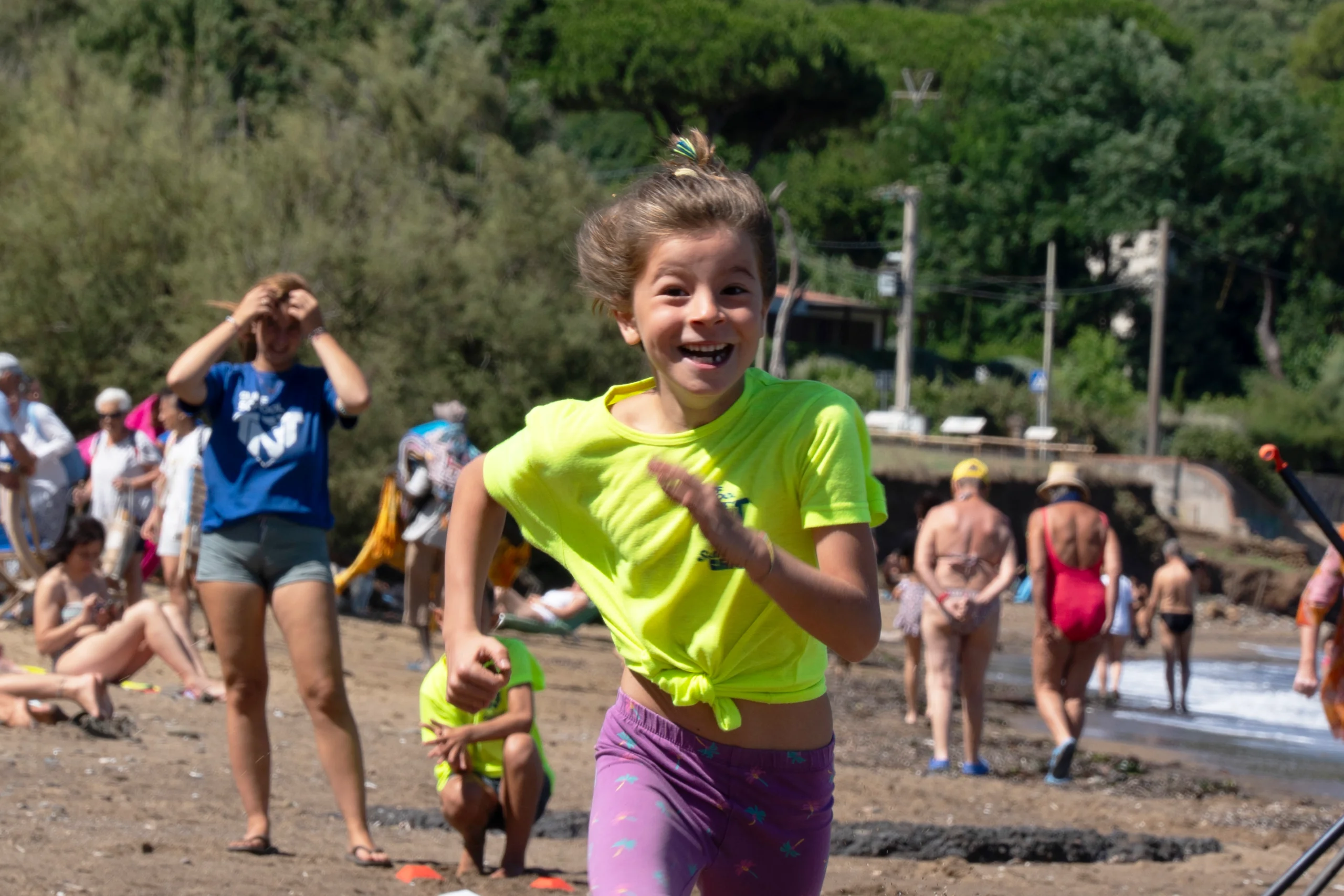 Summer Camp a Baratti: un'esperienza estiva unica per bambini dai 6 anni in su con corsi di surf, SUP, educazione ambientale e giochi tra la spiaggia e la pineta nel cuore della Toscana.
