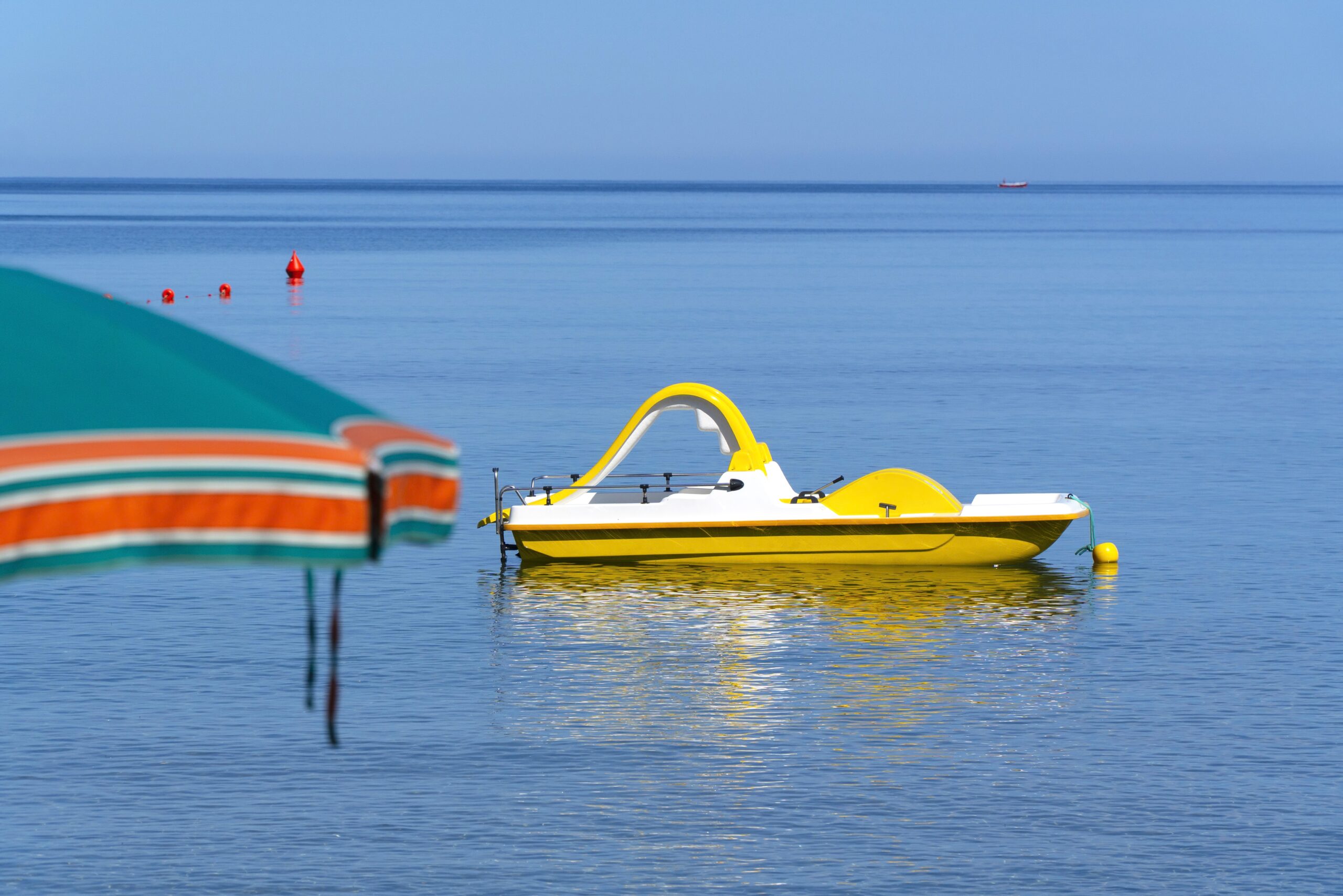 Noleggio canoe e pedalò a Baratti: esplora in totale libertà le calette incontaminate del Golfo e vivi il mare della Toscana con imbarcazioni sicure, ideali per lo sport outdoor e il divertimento di tutta la famiglia.