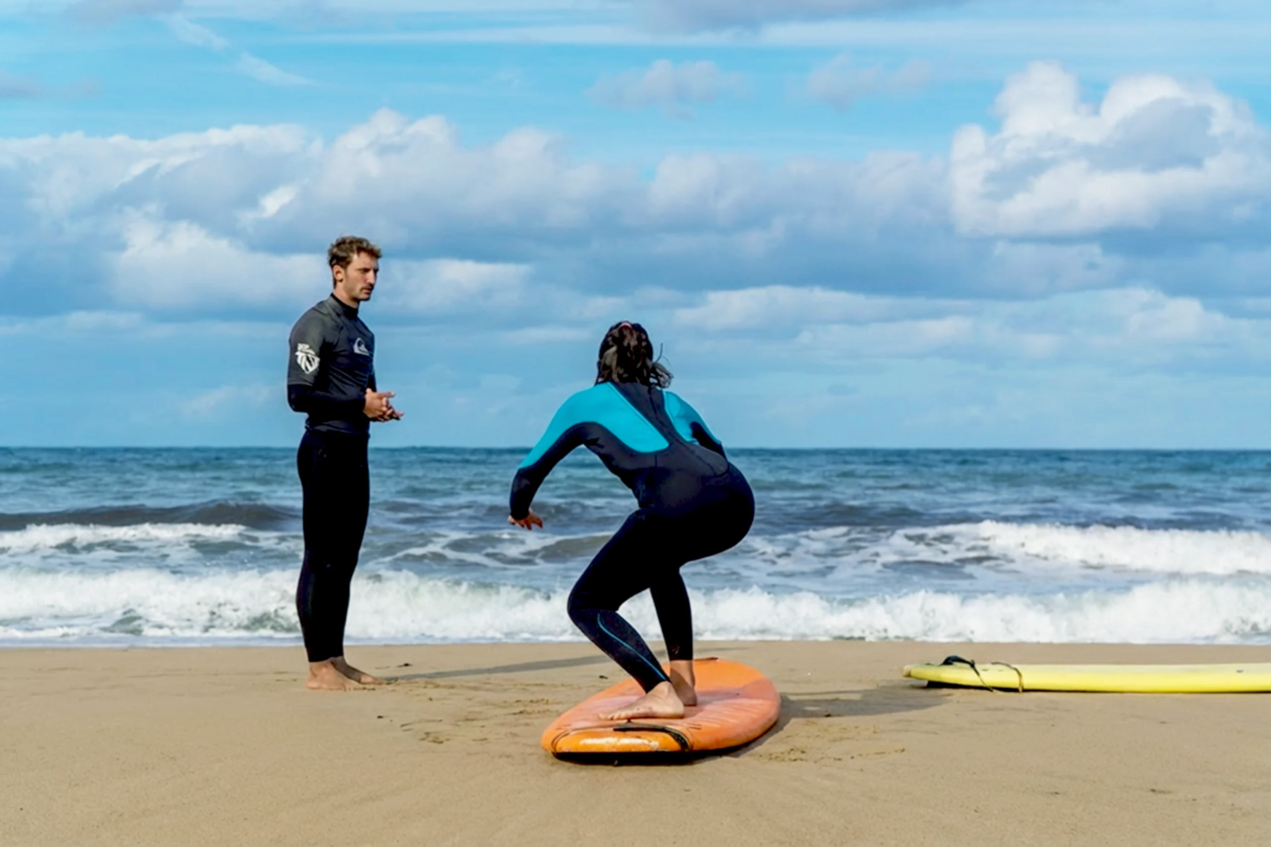 Corso di surf da onda per bambini nel Golfo di Baratti con istruttore