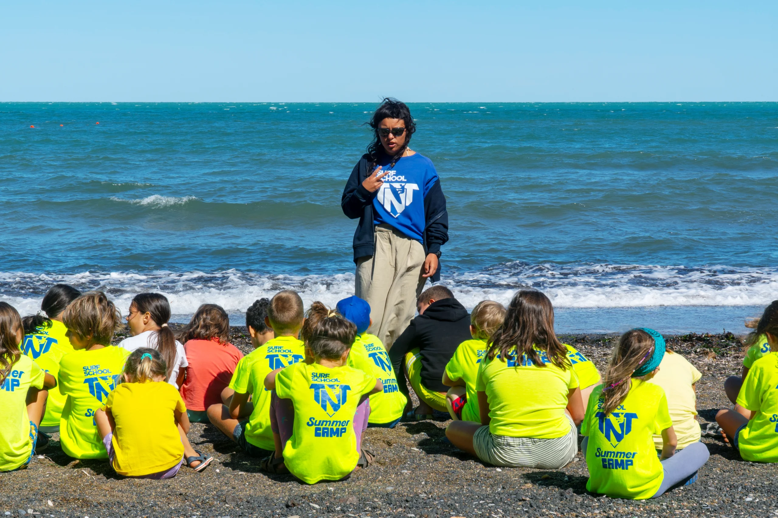Summer Camp a Baratti: un'esperienza estiva unica per bambini dai 6 anni in su con corsi di surf, SUP, educazione ambientale e giochi tra la spiaggia e la pineta nel cuore della Toscana.