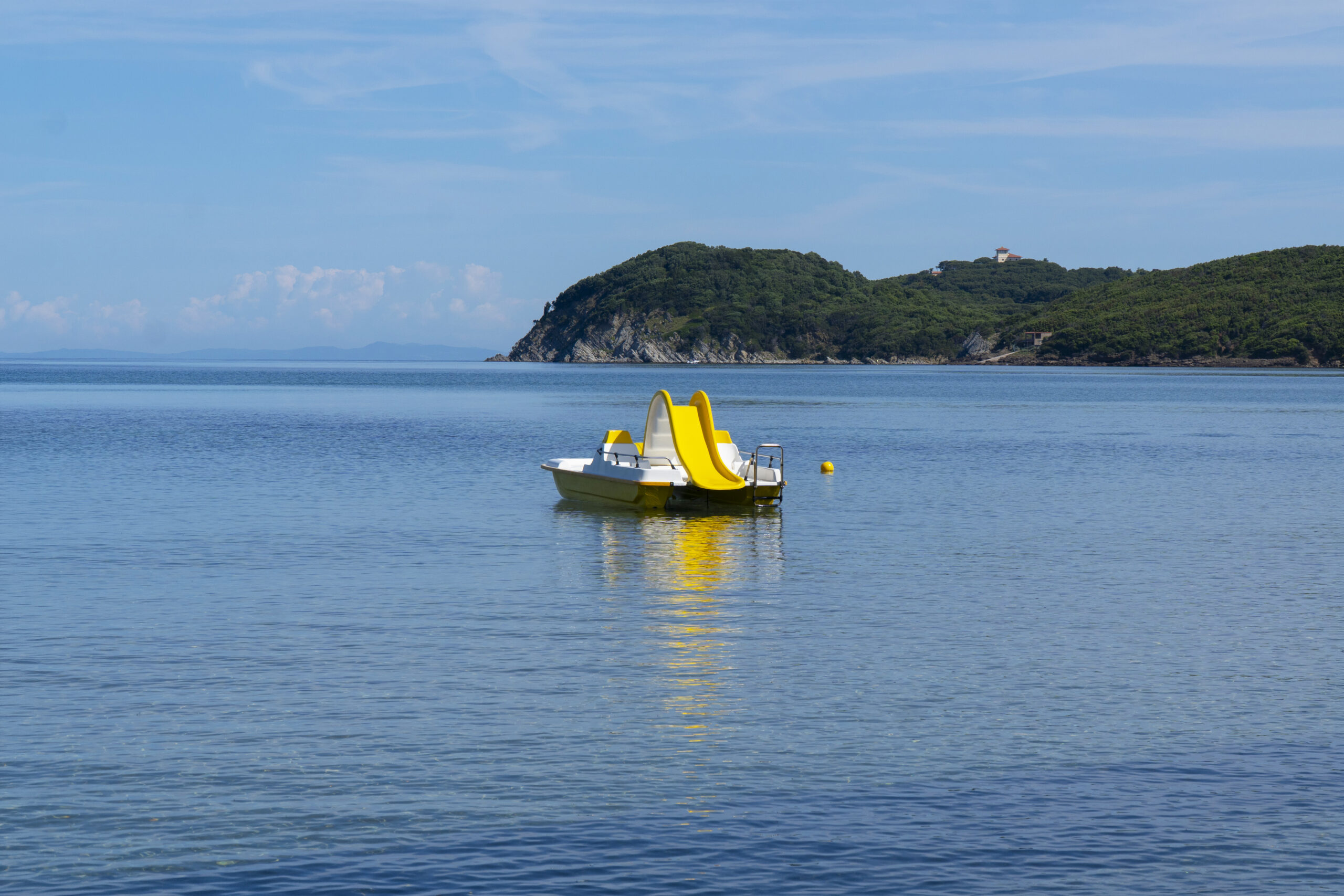 Noleggio canoe e pedalò a Baratti: esplora in totale libertà le calette incontaminate del Golfo e vivi il mare della Toscana con imbarcazioni sicure, ideali per lo sport outdoor e il divertimento di tutta la famiglia.