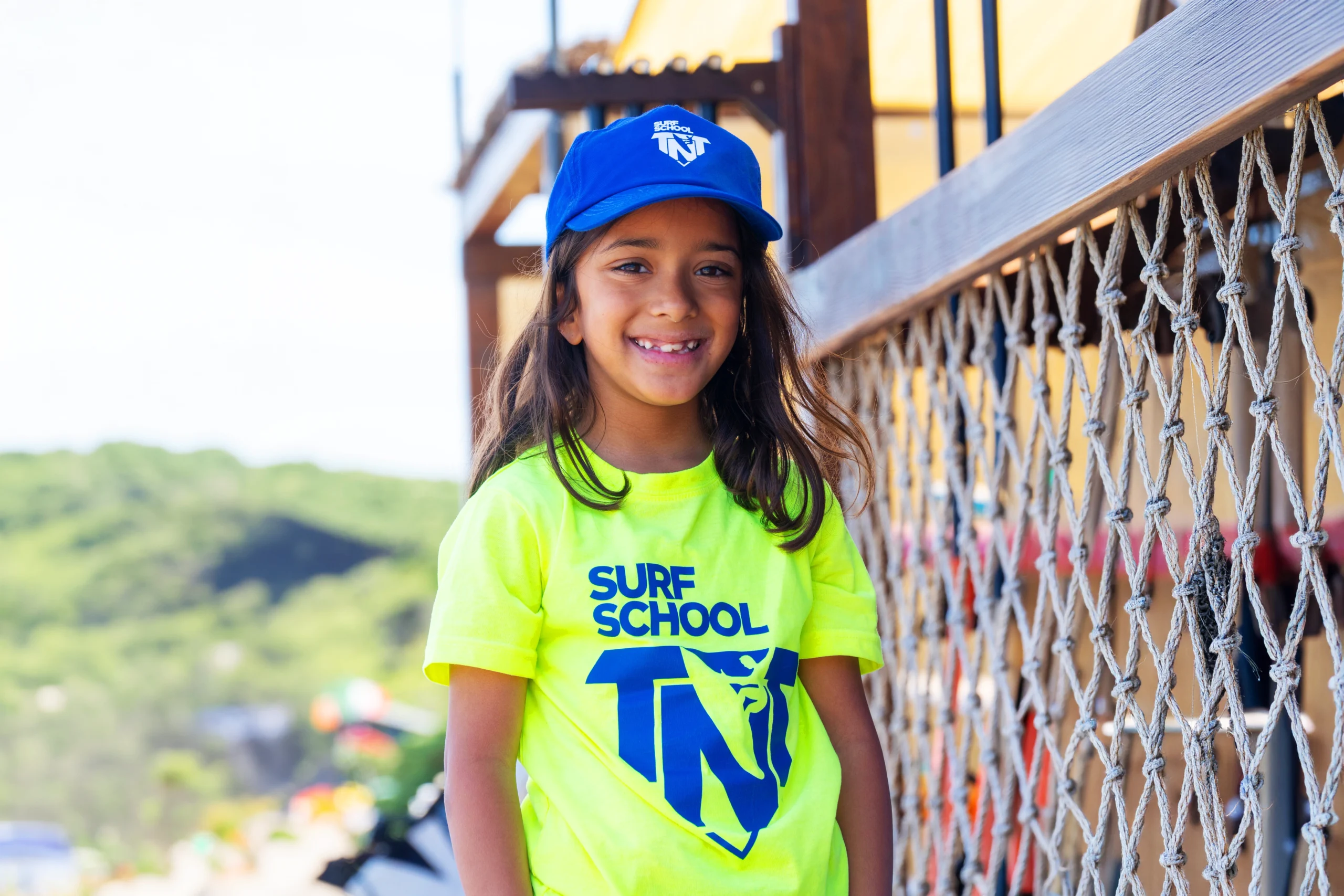 Summer Camp a Baratti: un'esperienza estiva unica per bambini dai 6 anni in su con corsi di surf, SUP, educazione ambientale e giochi tra la spiaggia e la pineta nel cuore della Toscana.