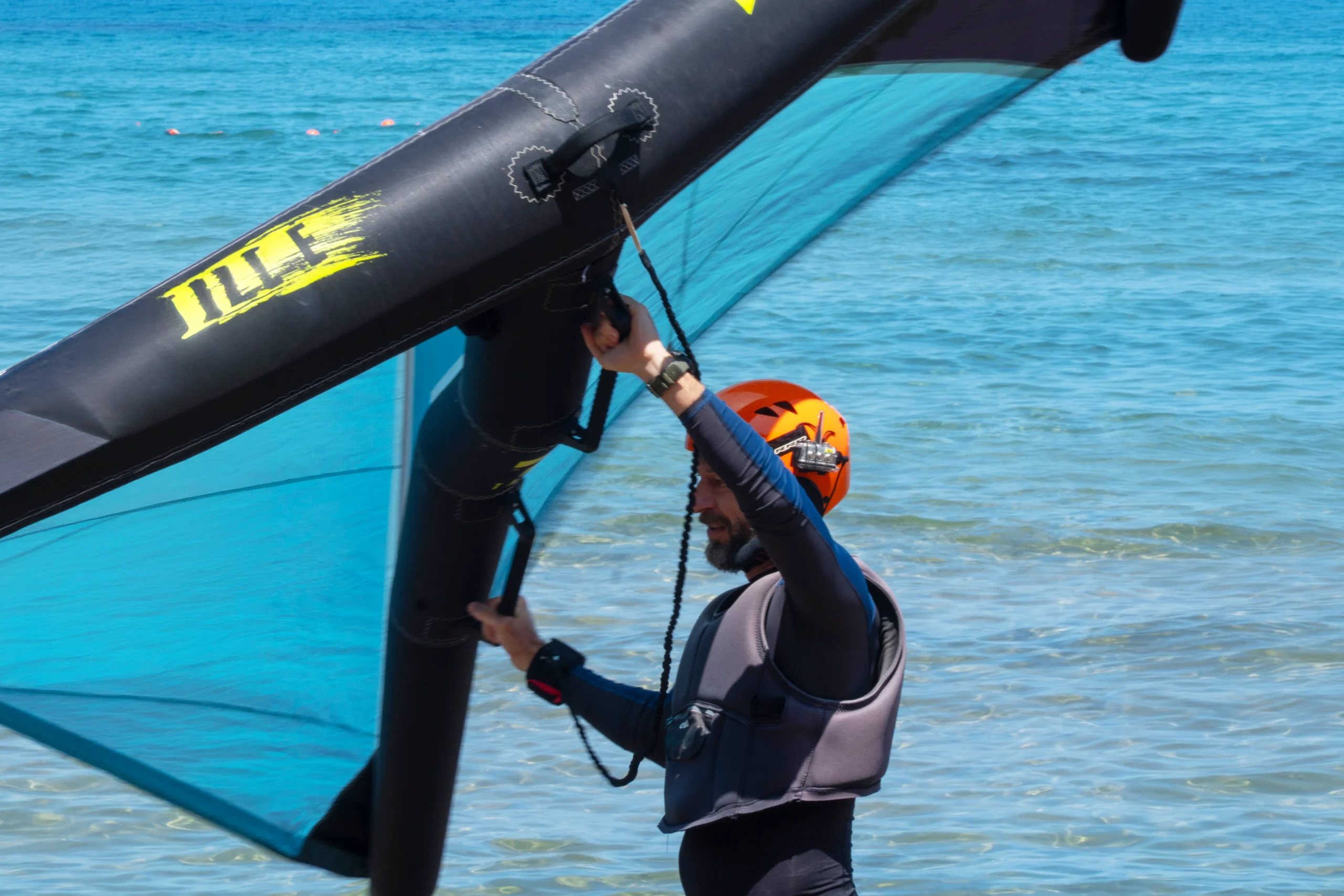 WINGFOIL BARATTI Un’ala fra le mani e una tavola sotto i piedi vi permetteranno di volare letteralmente sull’acqua.