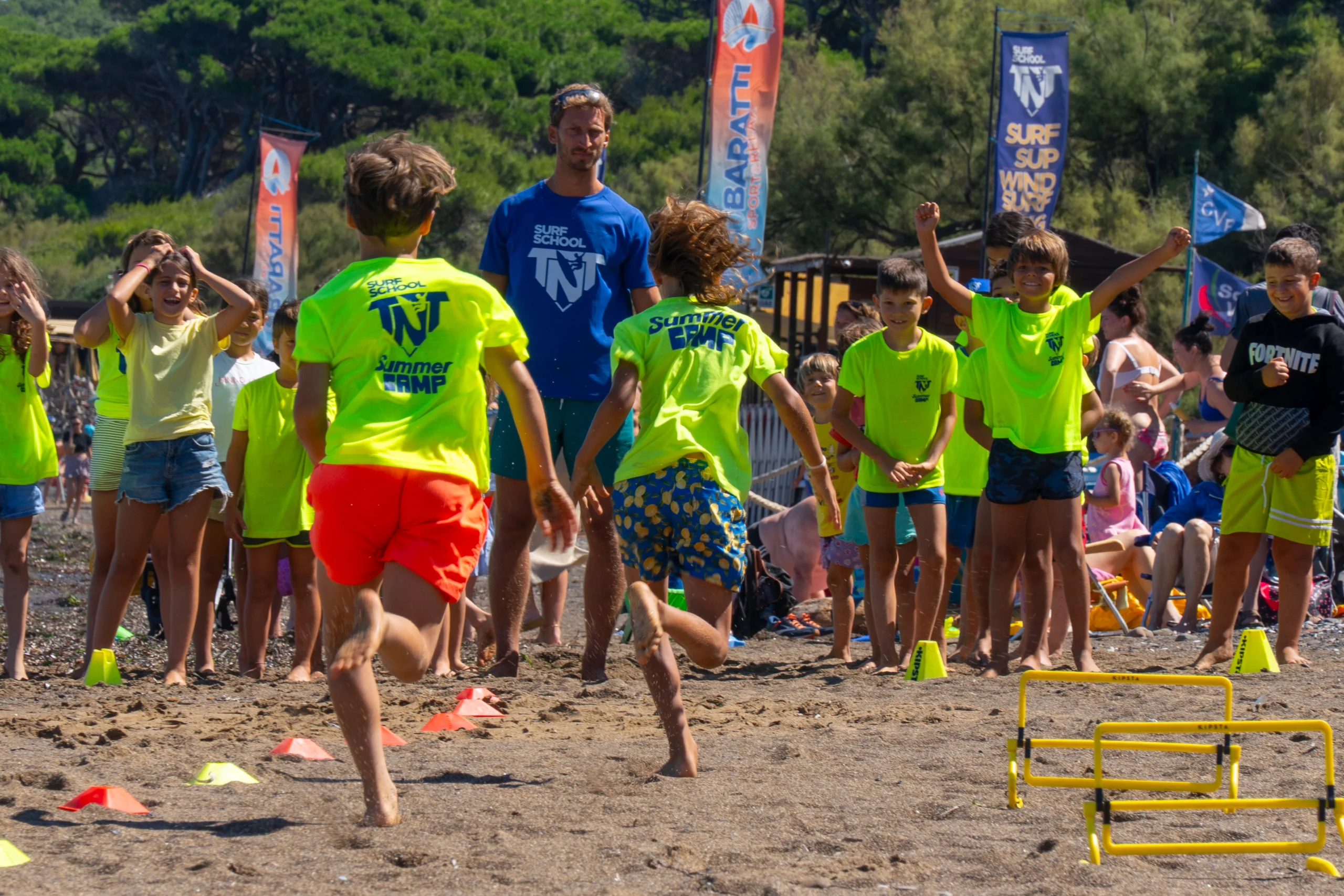 Summer Camp a Baratti: un'esperienza estiva unica per bambini dai 6 anni in su con corsi di surf, SUP, educazione ambientale e giochi tra la spiaggia e la pineta nel cuore della Toscana.