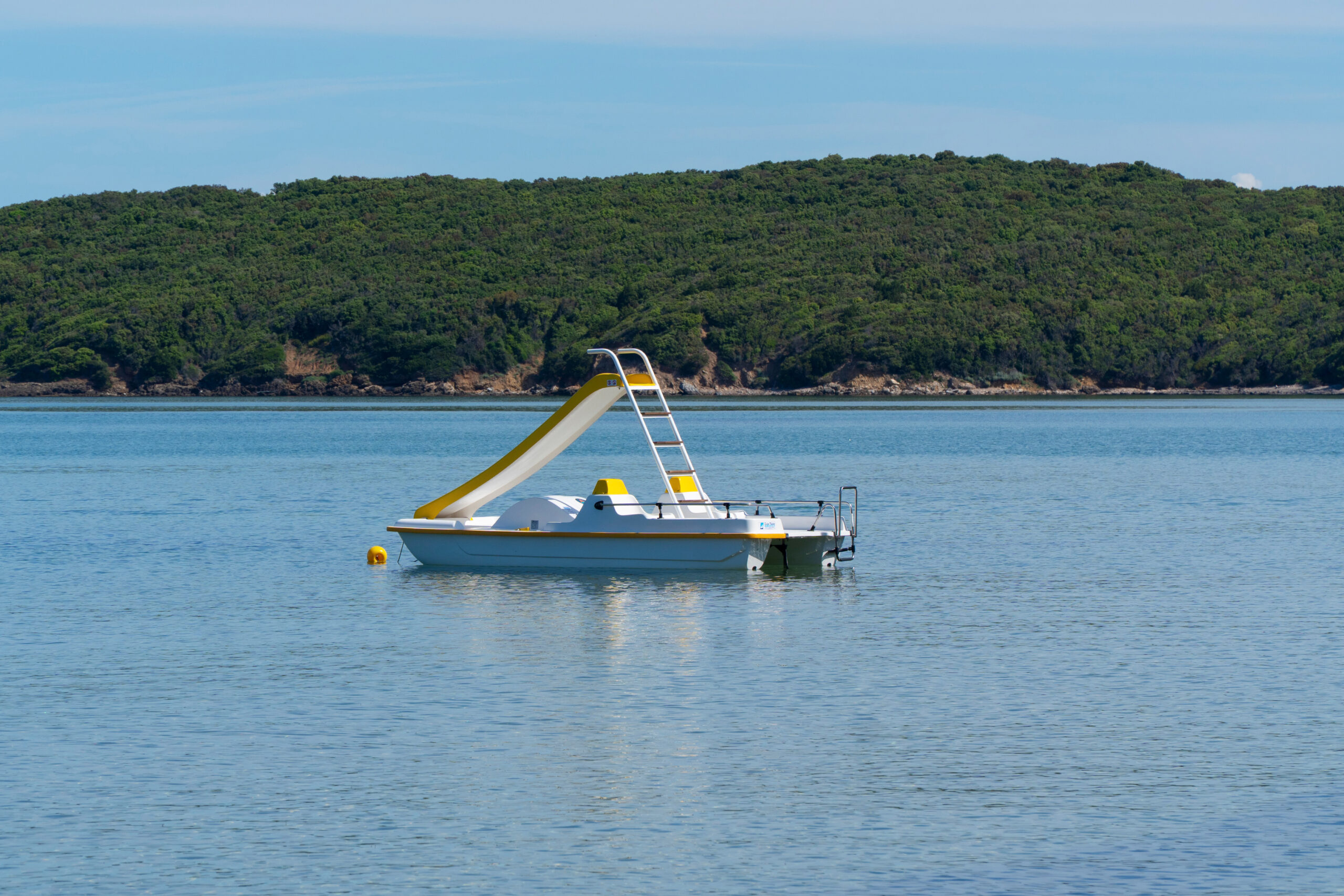 Noleggio canoe e pedalò a Baratti: esplora in totale libertà le calette incontaminate del Golfo e vivi il mare della Toscana con imbarcazioni sicure, ideali per lo sport outdoor e il divertimento di tutta la famiglia.