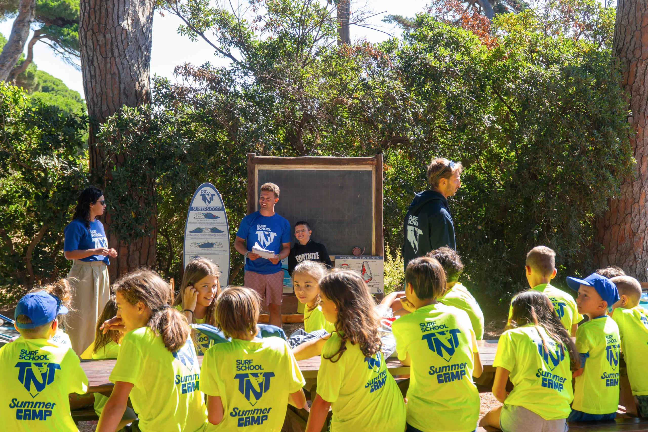 Summer Camp a Baratti: un'esperienza estiva unica per bambini dai 6 anni in su con corsi di surf, SUP, educazione ambientale e giochi tra la spiaggia e la pineta nel cuore della Toscana.