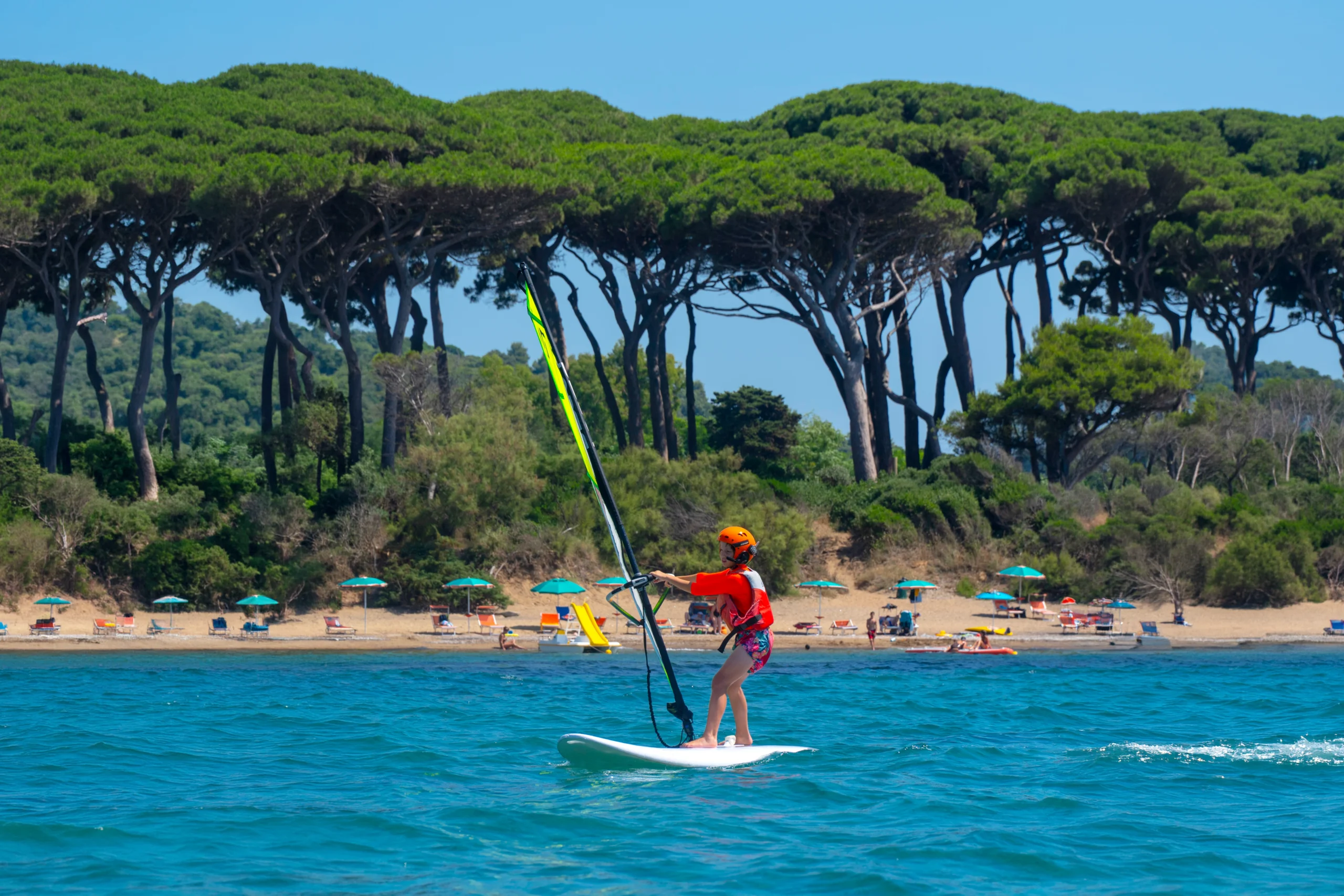 Scuola di windsurf per bambini a Baratti: corsi estivi in sicurezza in acque poco profonde