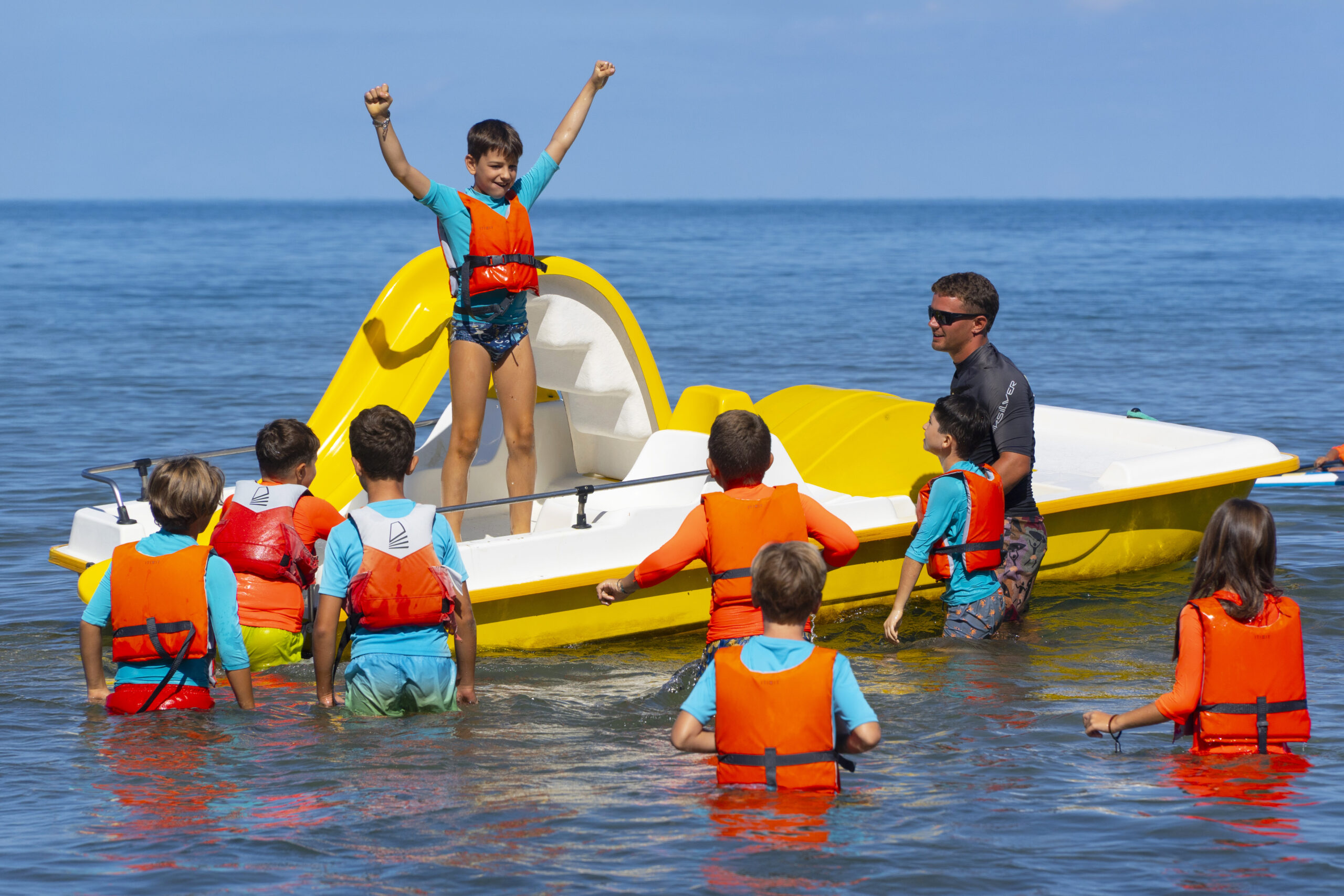 Noleggio canoe e pedalò a Baratti: esplora in totale libertà le calette incontaminate del Golfo e vivi il mare della Toscana con imbarcazioni sicure, ideali per lo sport outdoor e il divertimento di tutta la famiglia.