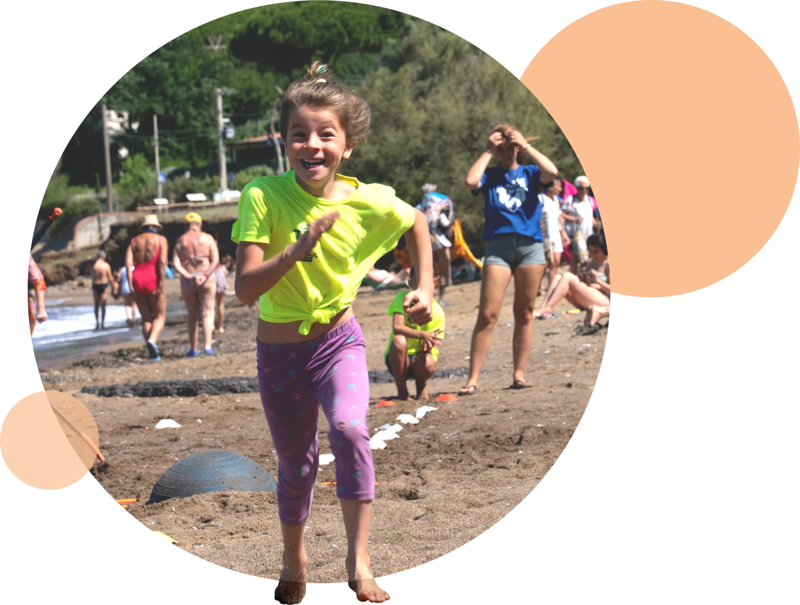 Summer Camp a Baratti: un'esperienza estiva unica per bambini dai 6 anni in su con corsi di surf, SUP, educazione ambientale e giochi tra la spiaggia e la pineta nel cuore della Toscana.