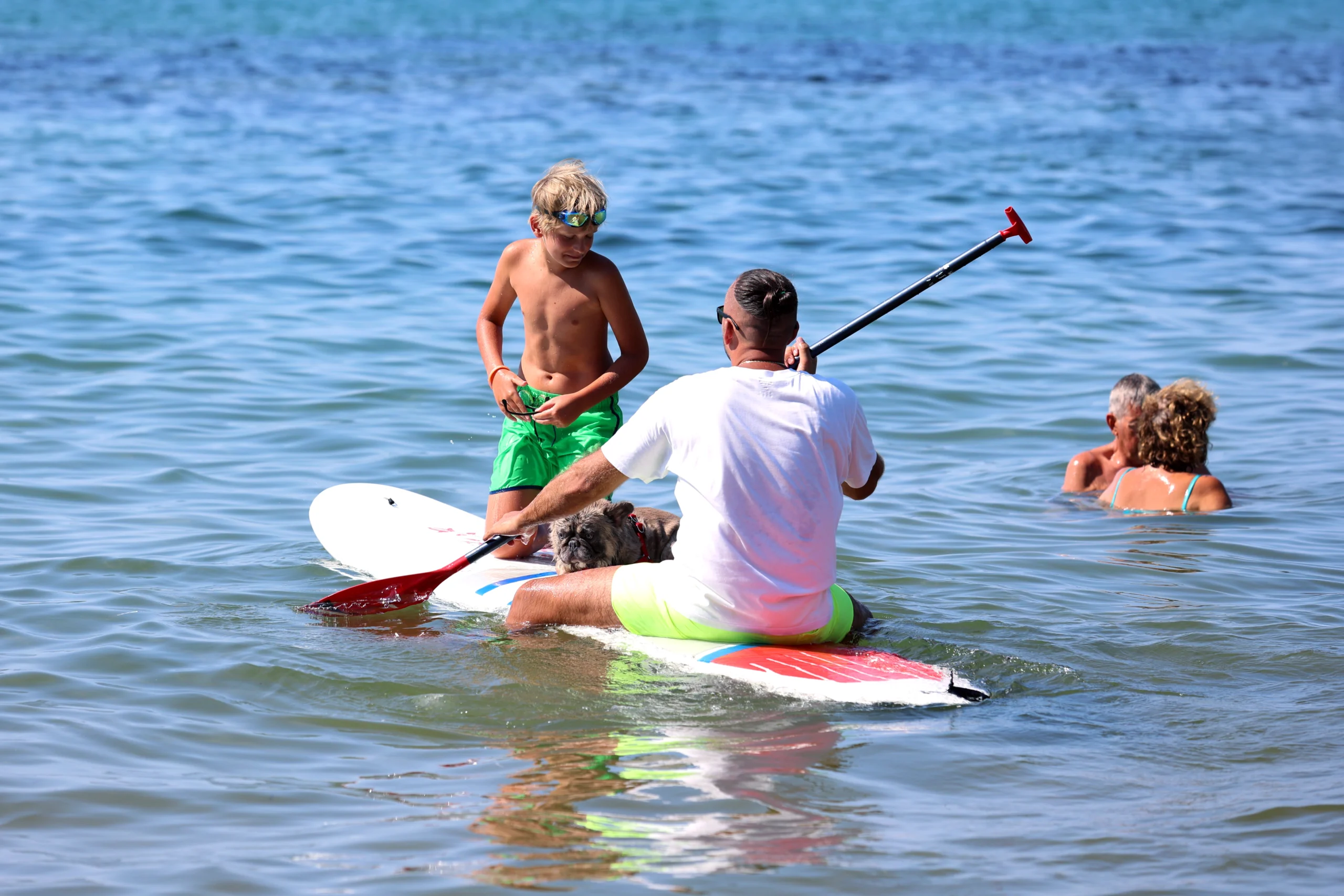 Summer Camp a Baratti: un'esperienza estiva unica per bambini dai 6 anni in su con corsi di surf, SUP, educazione ambientale e giochi tra la spiaggia e la pineta nel cuore della Toscana.