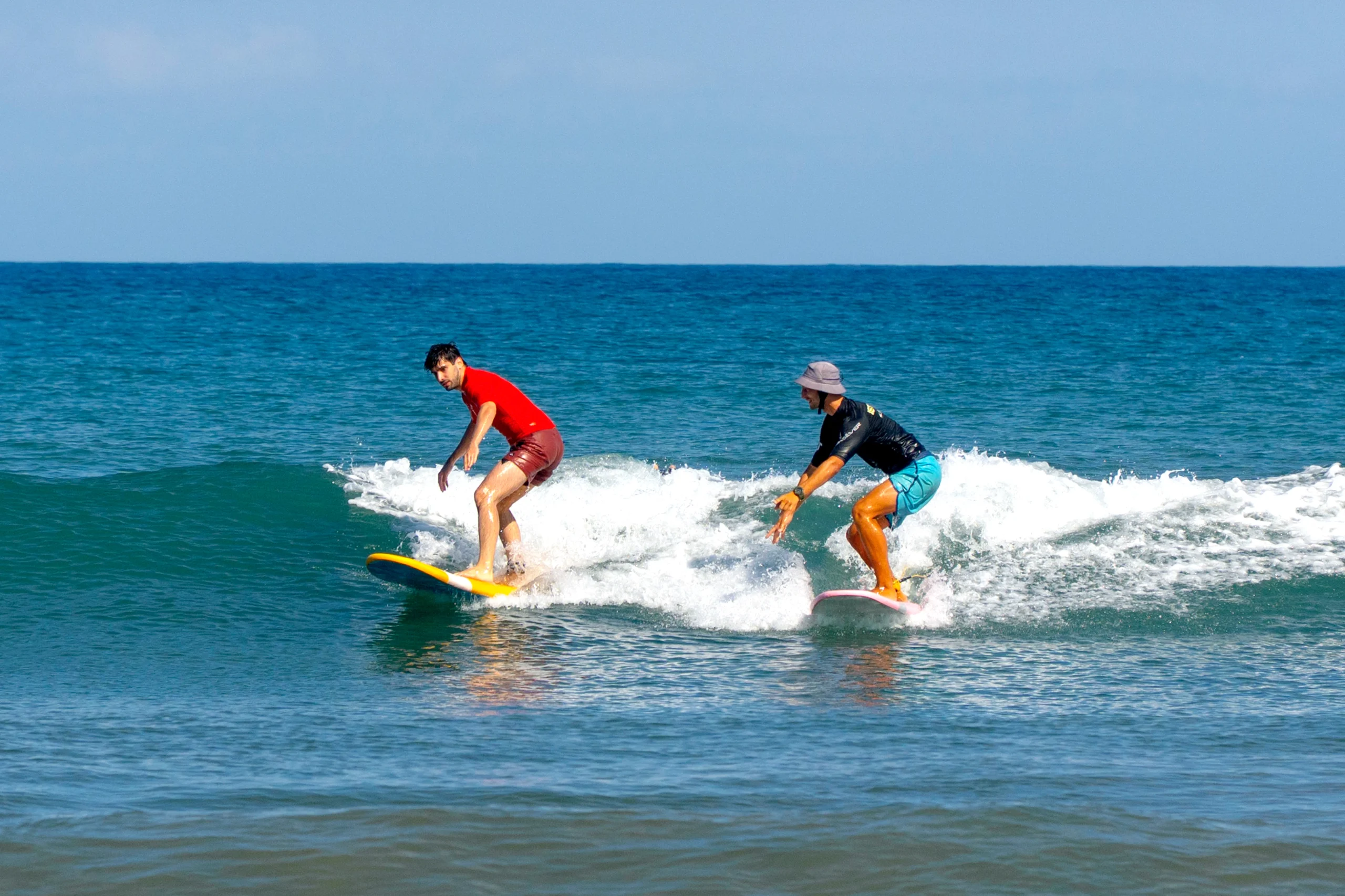 Corso di surf da onda nel Golfo di Baratti con istruttore