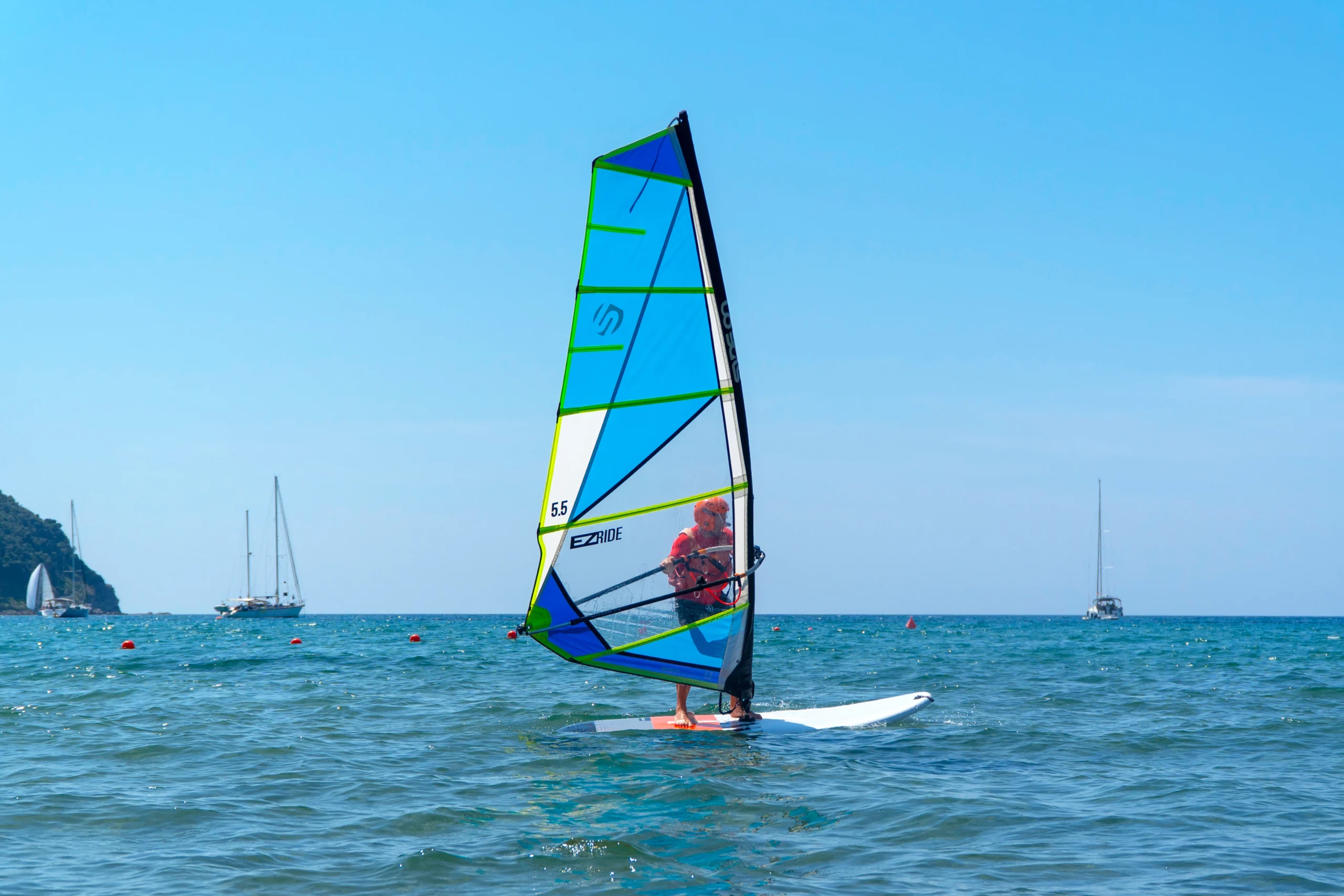 Scuola di windsurf per bambini a Baratti: corsi estivi in sicurezza in acque poco profonde