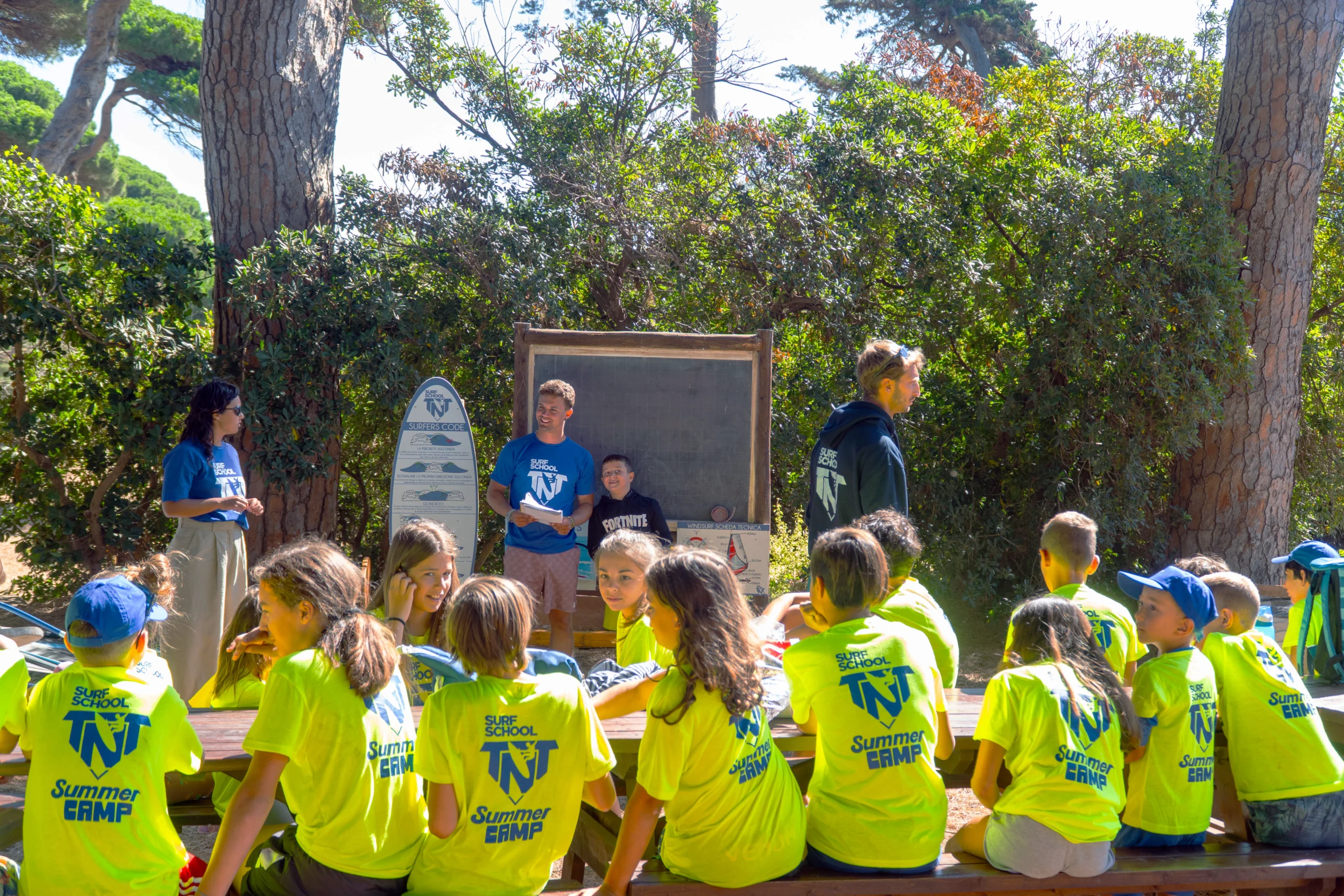 Summer Camp a Baratti: un'esperienza estiva unica per bambini dai 6 anni in su con corsi di surf, SUP, educazione ambientale e giochi tra la spiaggia e la pineta nel cuore della Toscana.