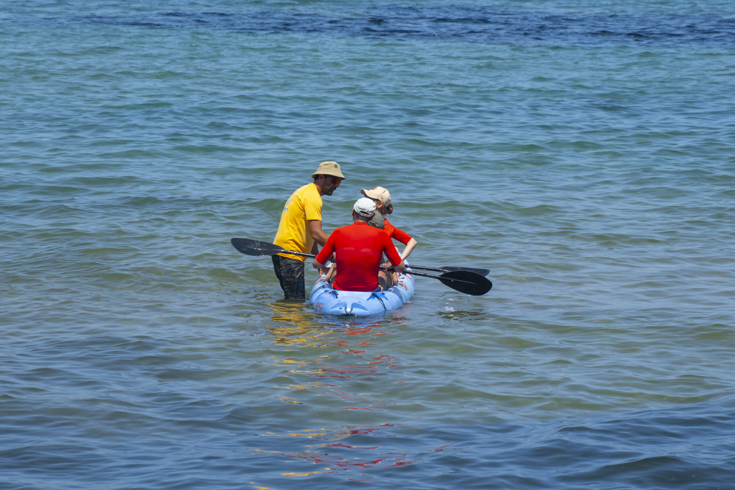Noleggio canoe e pedalò a Baratti: esplora in totale libertà le calette incontaminate del Golfo e vivi il mare della Toscana con imbarcazioni sicure, ideali per lo sport outdoor e il divertimento di tutta la famiglia.