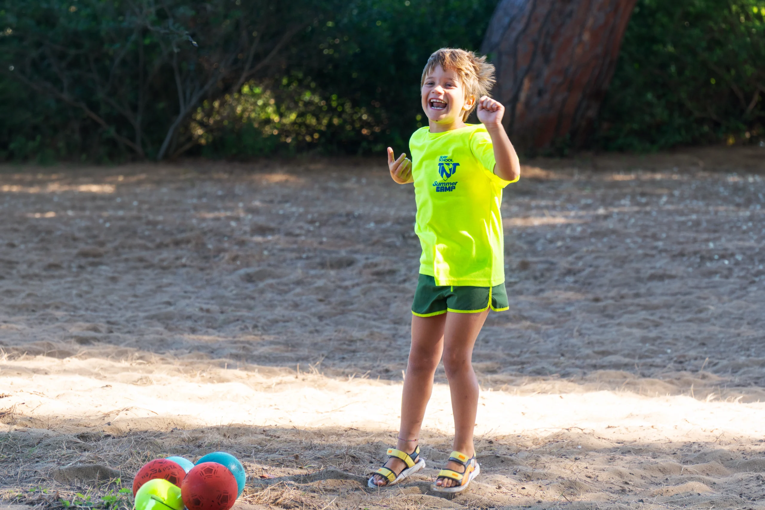 Summer Camp a Baratti: un'esperienza estiva unica per bambini dai 6 anni in su con corsi di surf, SUP, educazione ambientale e giochi tra la spiaggia e la pineta nel cuore della Toscana.