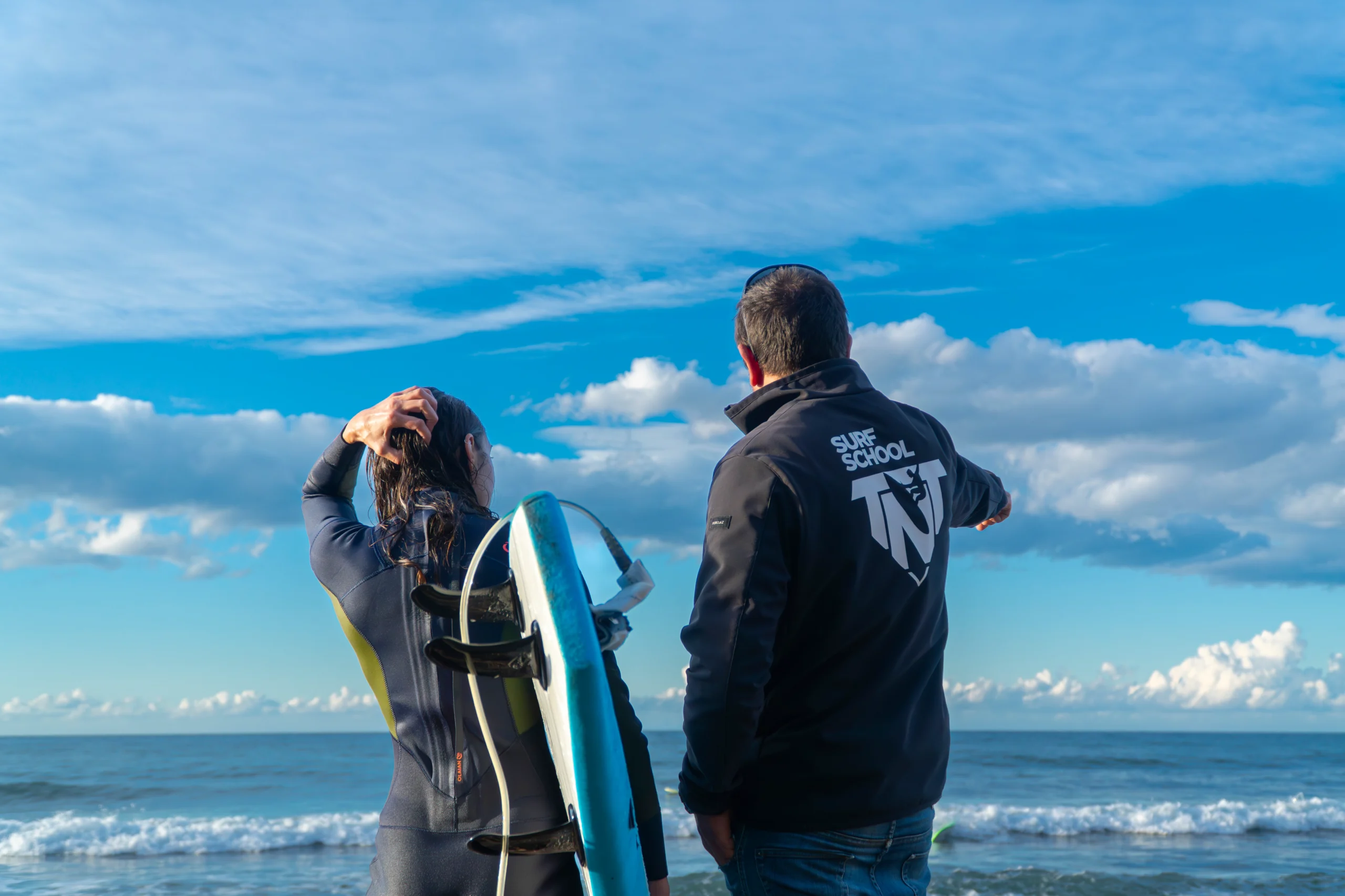 Corso di surf da onda nel Golfo di Baratti con istruttore