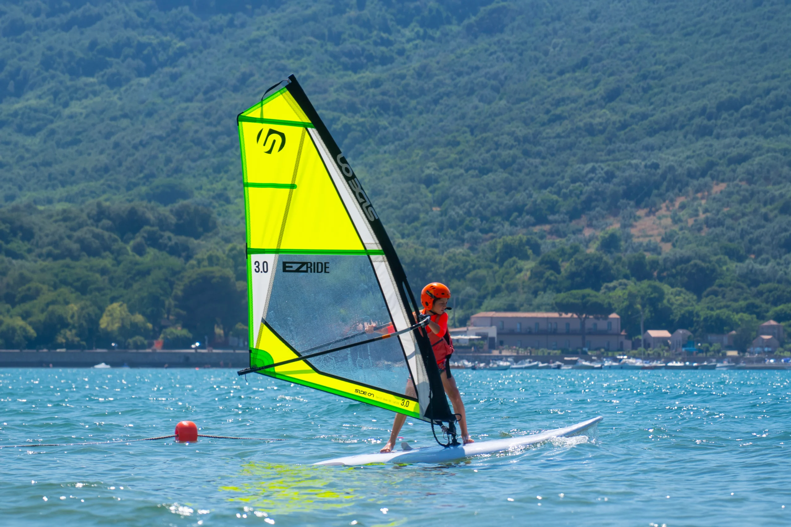 Scuola di windsurf per bambini a Baratti: corsi estivi in sicurezza in acque poco profonde