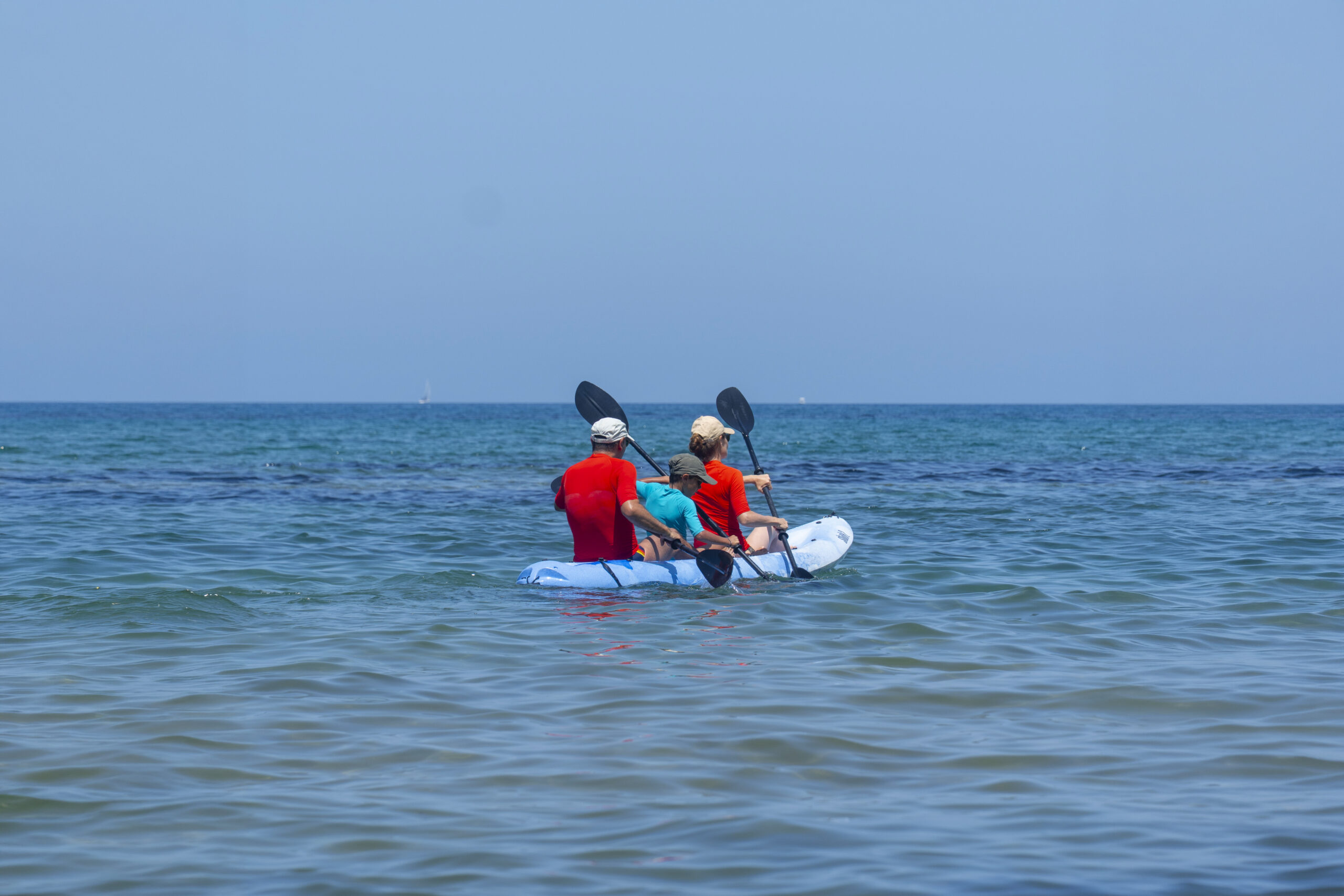 Noleggio canoe e pedalò a Baratti: esplora in totale libertà le calette incontaminate del Golfo e vivi il mare della Toscana con imbarcazioni sicure, ideali per lo sport outdoor e il divertimento di tutta la famiglia.
