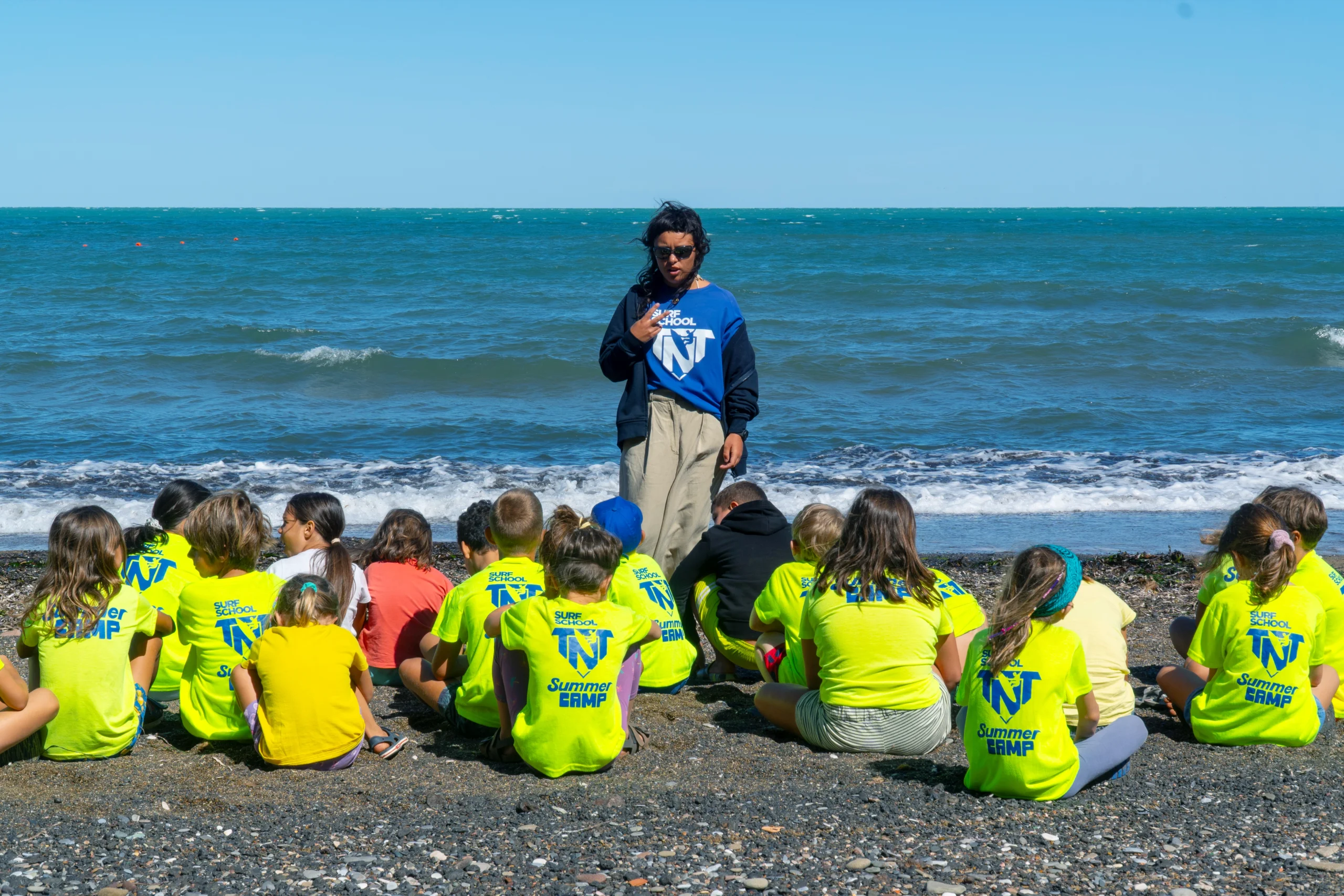 Summer Camp a Baratti: un'esperienza estiva unica per bambini dai 6 anni in su con corsi di surf, SUP, educazione ambientale e giochi tra la spiaggia e la pineta nel cuore della Toscana.