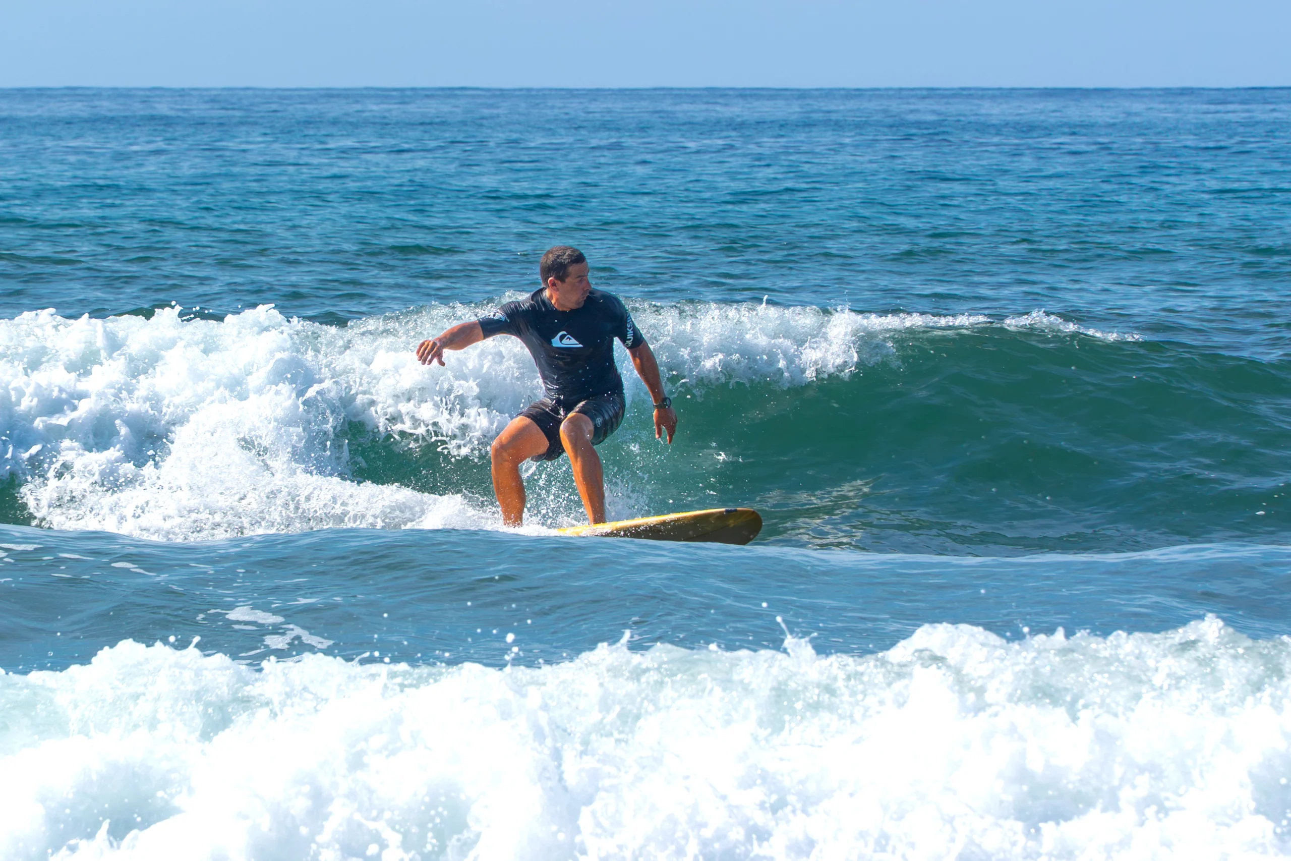 Corso di surf da onda nel Golfo di Baratti con istruttore