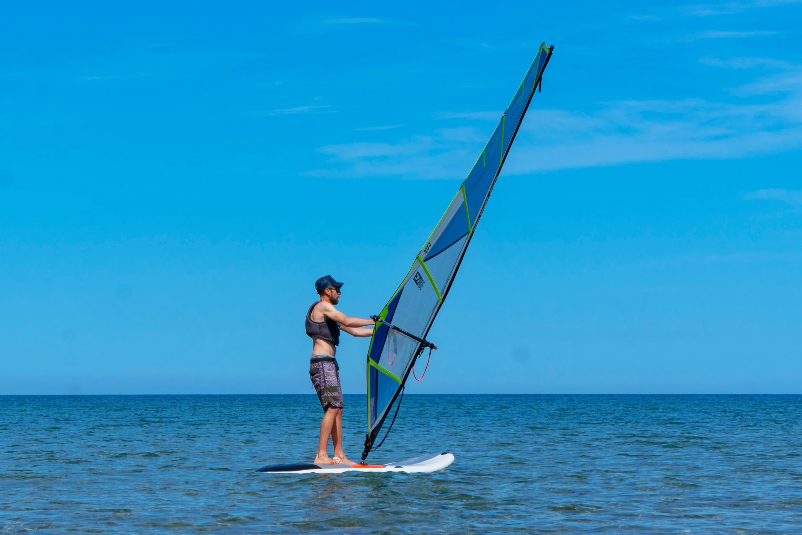 Lezioni di windsurf sulla spiaggia di Baratti con istruttore qualificato