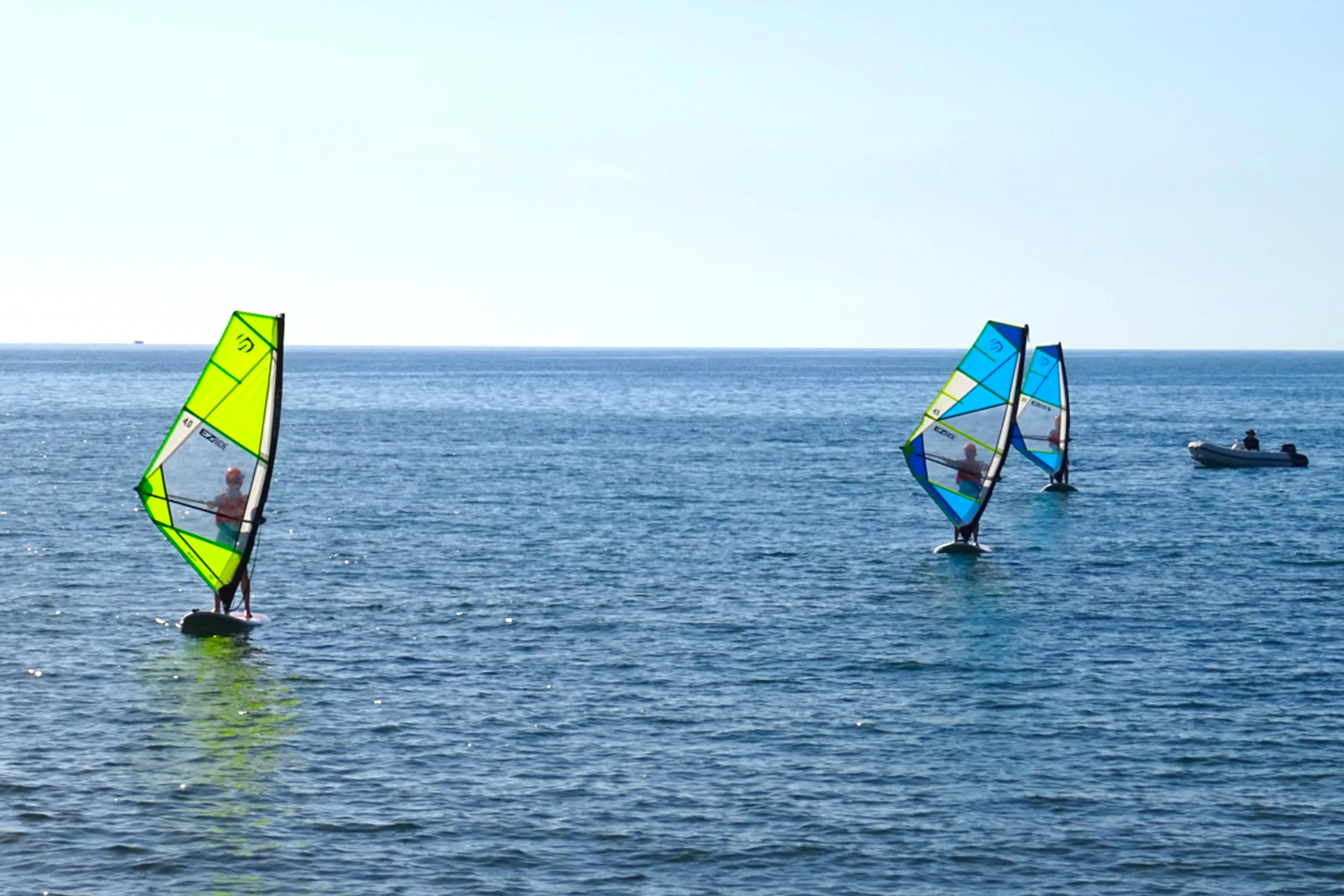 Lezioni di windsurf sulla spiaggia di Baratti con istruttore qualificato