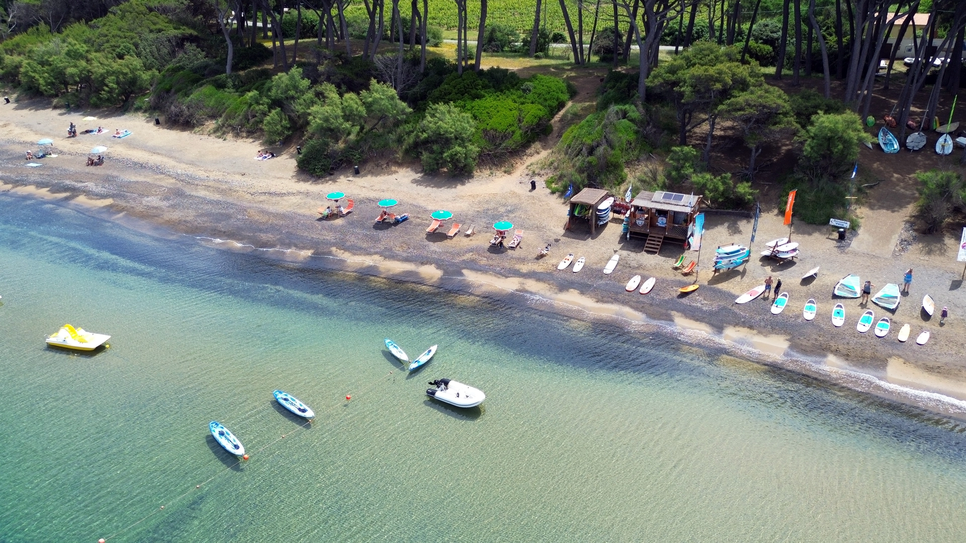La spiaggia del Golfo di Baratti presso il bagno Blu Baratti