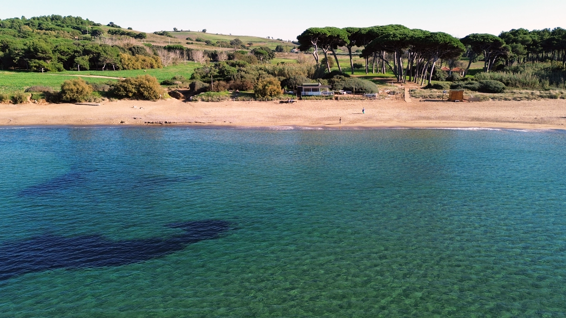 Spiaggia dello stabilimento balneare Blu Baratti nel Golfo di Baratti