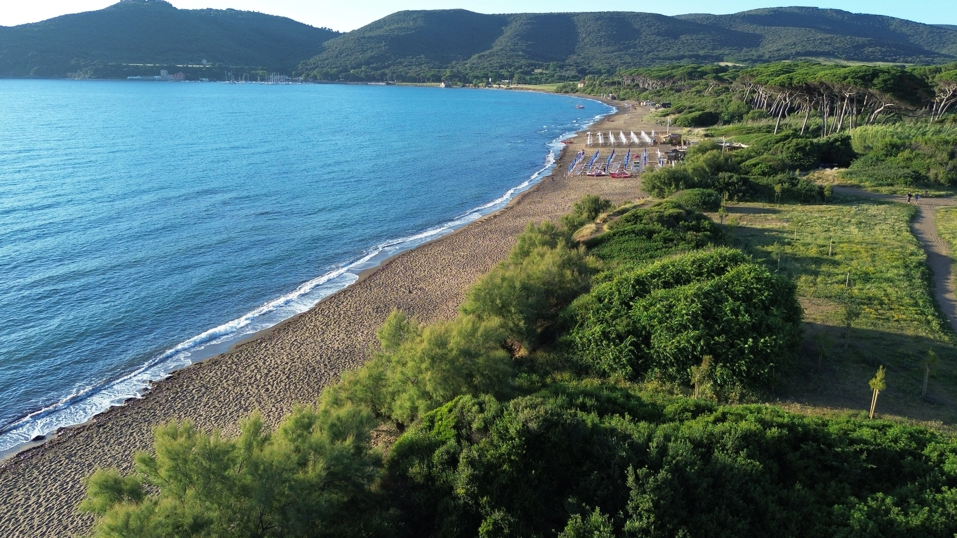 Spiaggia dello stabilimento balneare Blu Baratti nel Golfo di Baratti